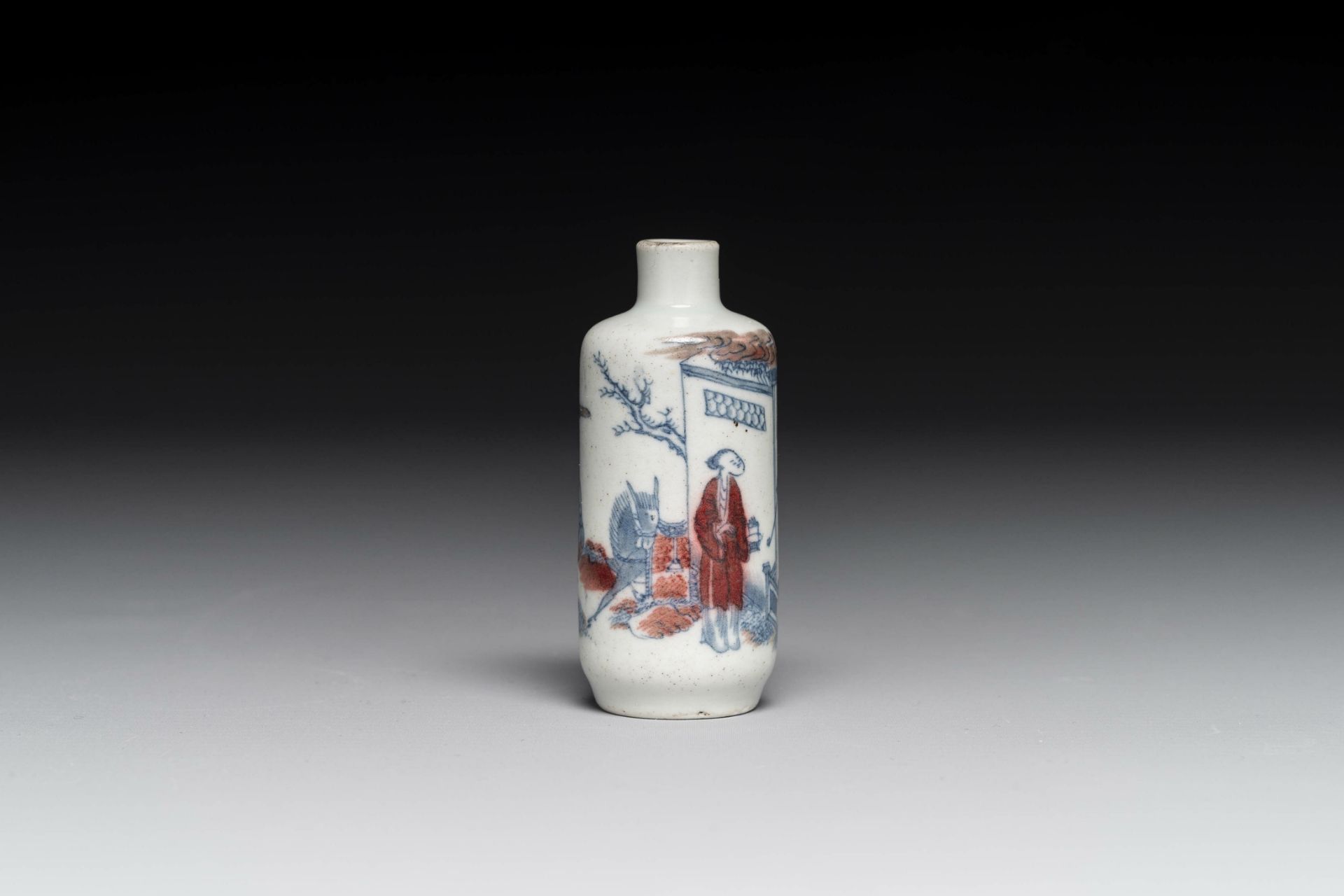 A Chinese blue, white and copper-red snuff bottle with inscription, 19th C. - Bild 2 aus 6