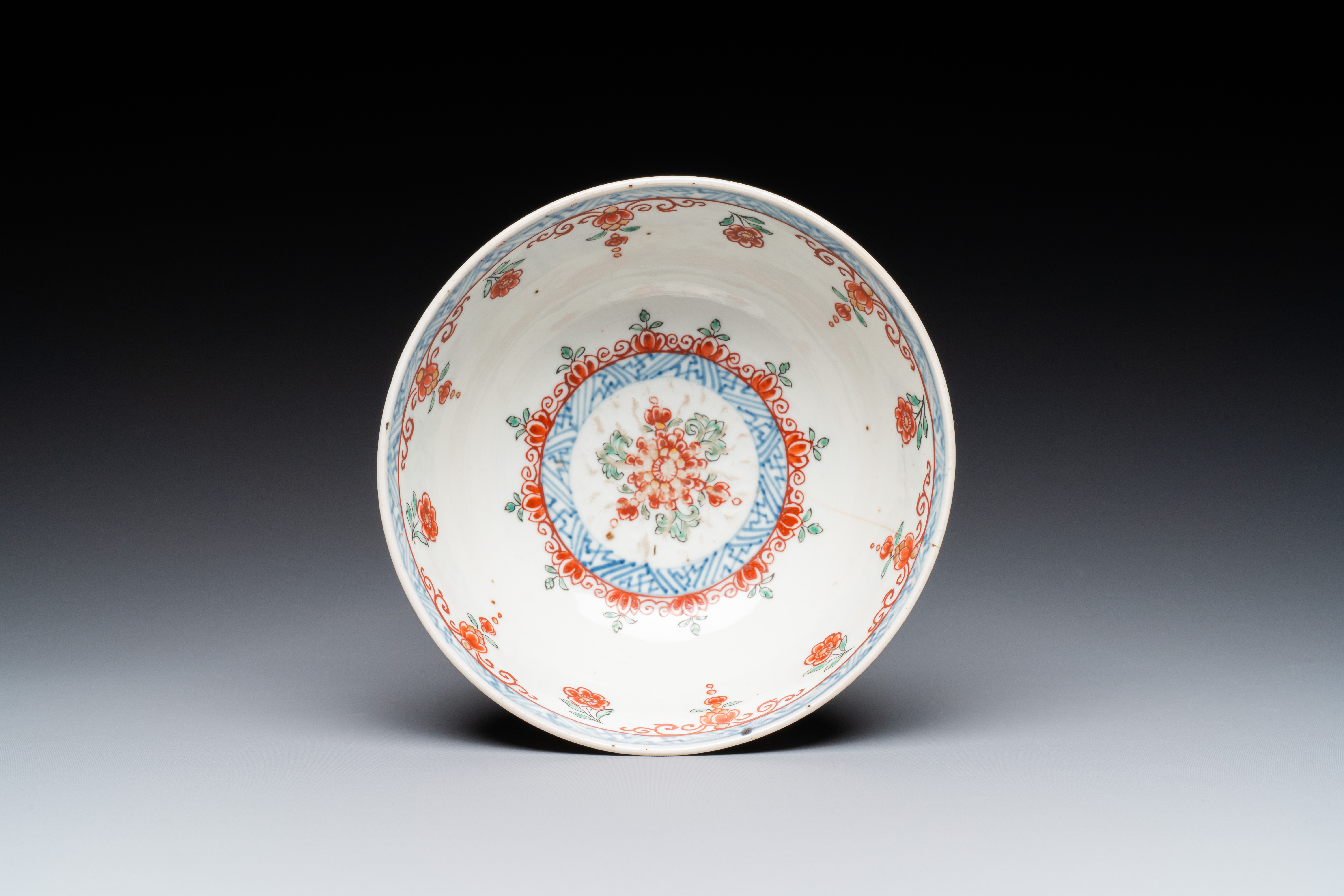 A pair of Chinese English-decorated plates and a Dutch-overdecorated Chinese bowl and plate, Qianlon - Image 8 of 9