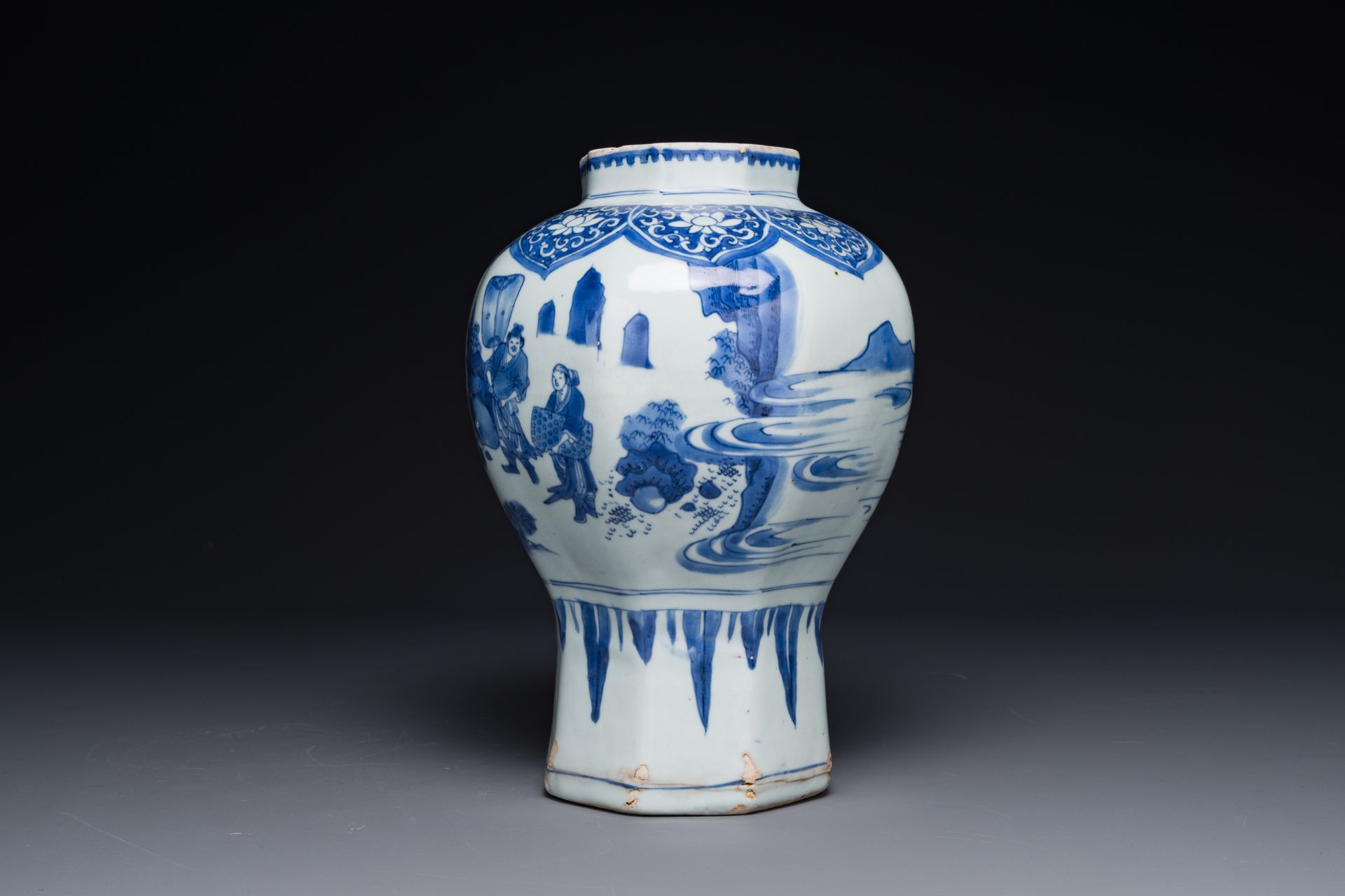 A Chinese blue and white octagonal 'Zhi Ri Gao Sheng æŒ‡æ—¥é«˜æ˜‡' vase, Transitional period - Bild 2 aus 8