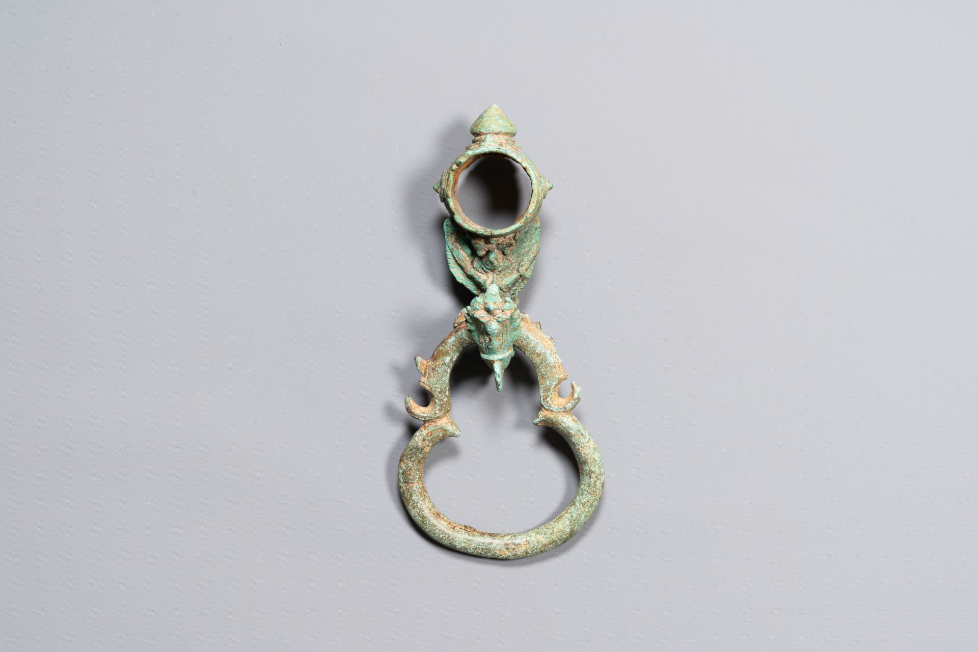 A bronze Khmer Bayon-style hanging hook from a palanquin, Angkor period, 12/13th C. - Image 3 of 30