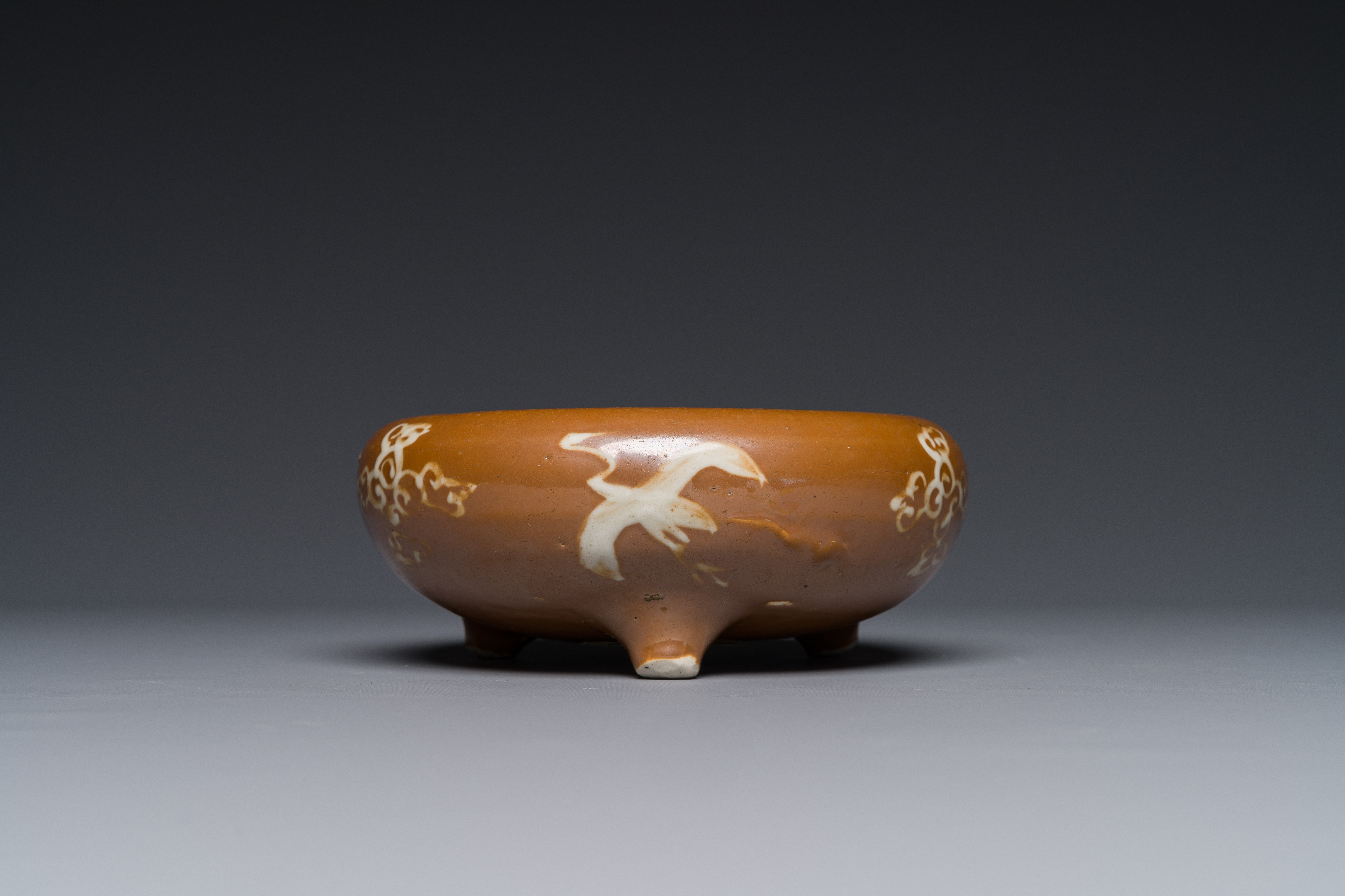 A rare Chinese Swatow slip-decorated brown-glazed tripod censer with cranes, Ming - Image 2 of 7