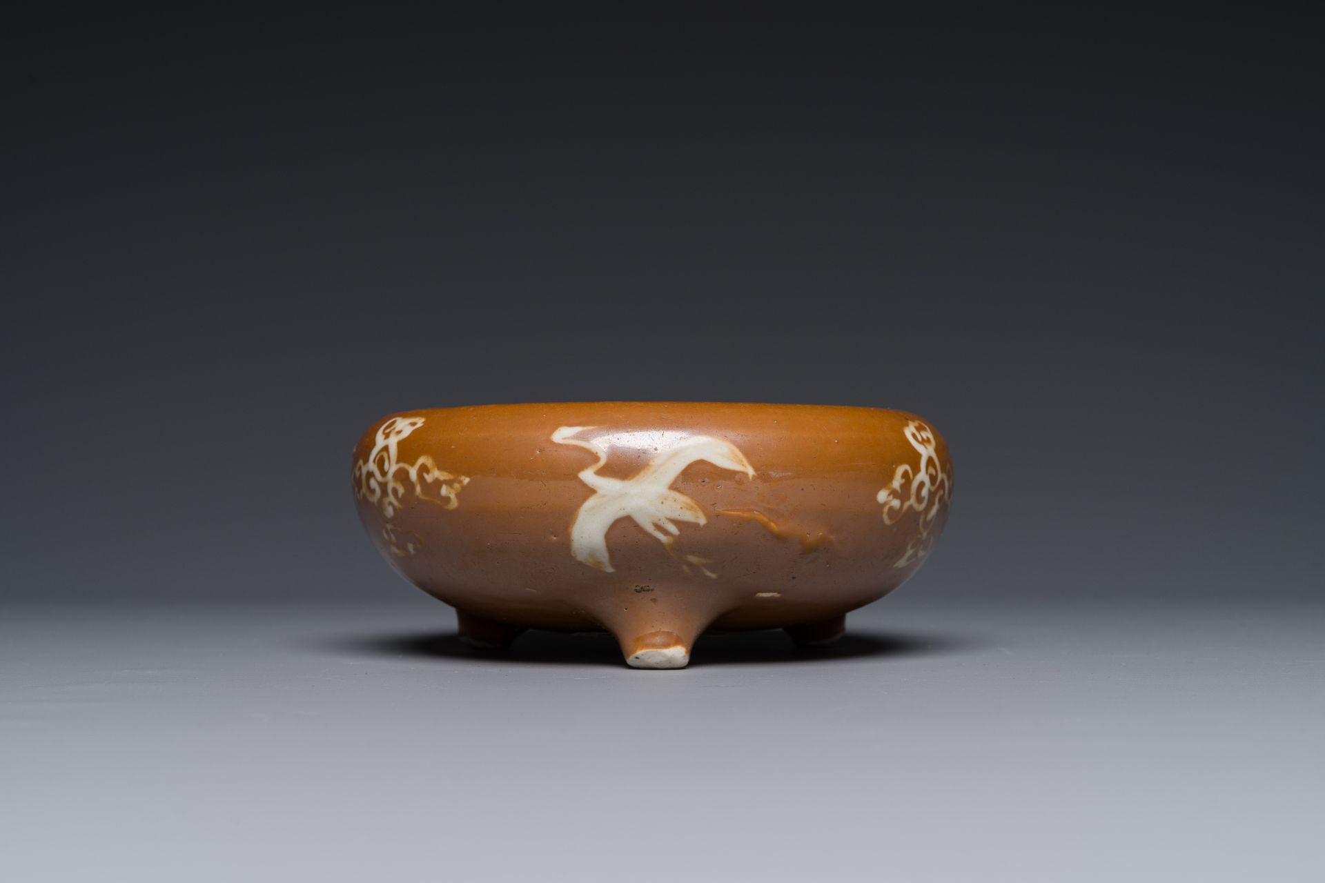 A rare Chinese Swatow slip-decorated brown-glazed tripod censer with cranes, Ming - Image 2 of 7