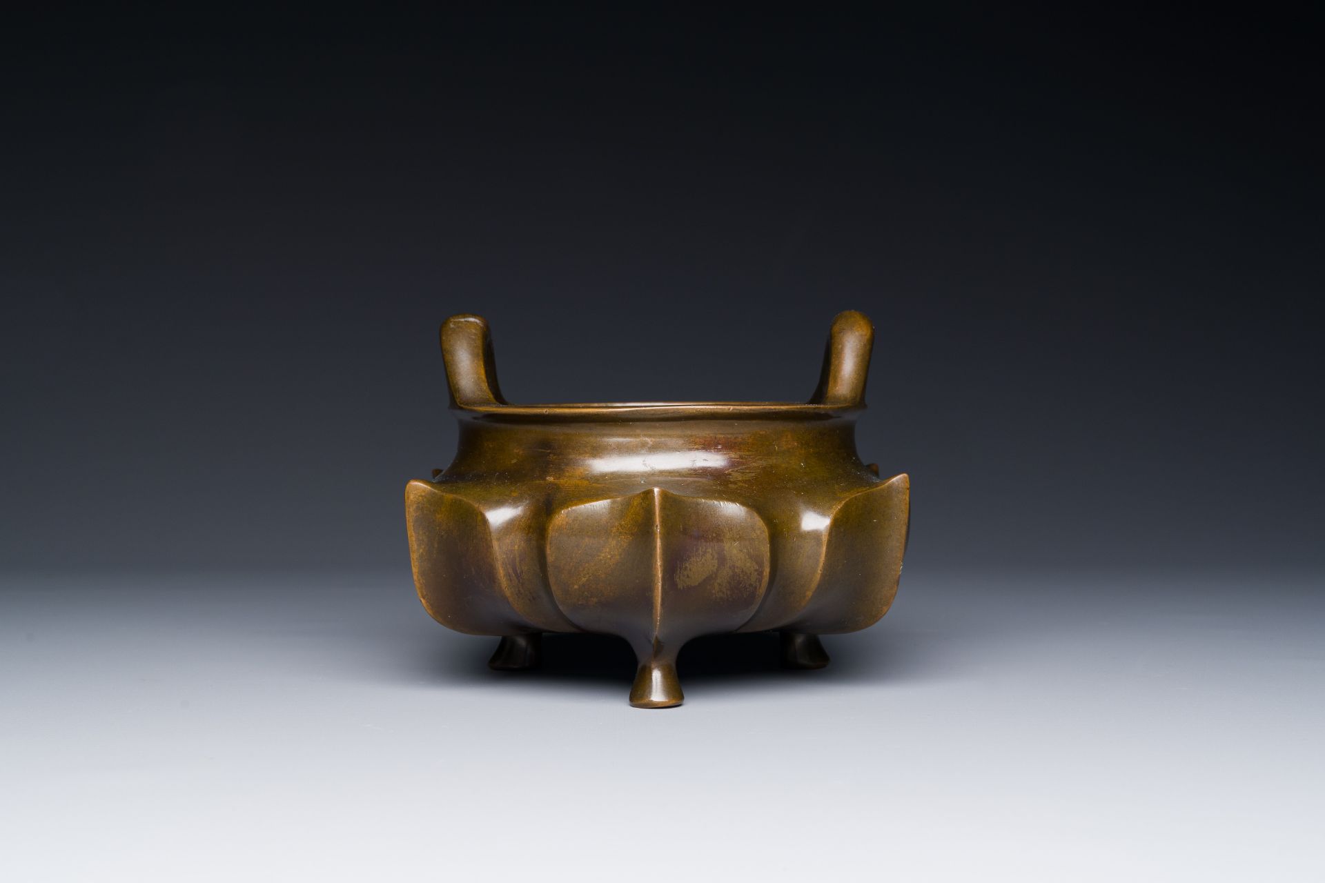 A Chinese bronze lotus-shaped tripod censer, Xuande mark, 18/19th C. - Bild 2 aus 4