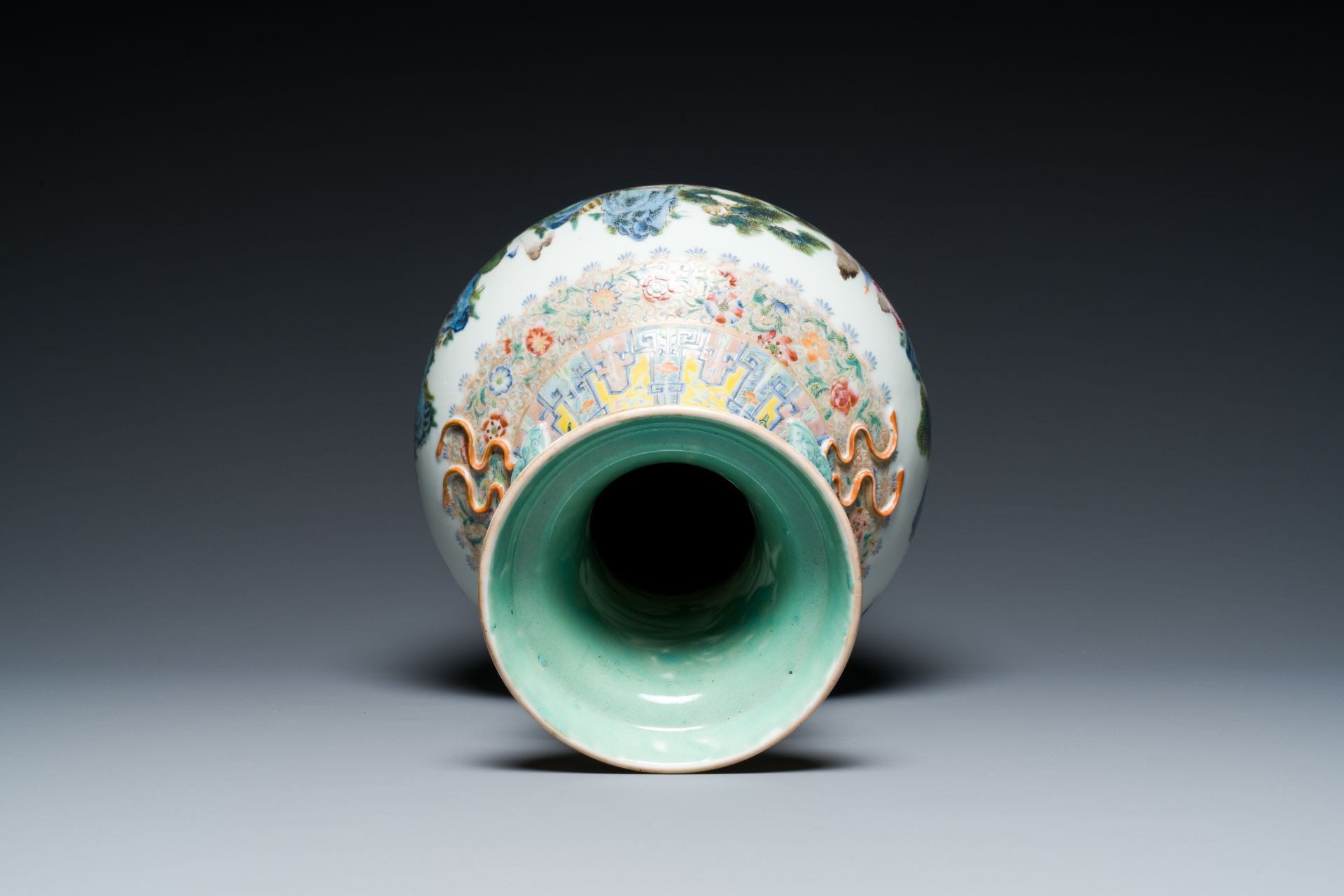 A Chinese famille rose vase with a mountainous landscape, Qianlong mark, Republic - Bild 5 aus 6