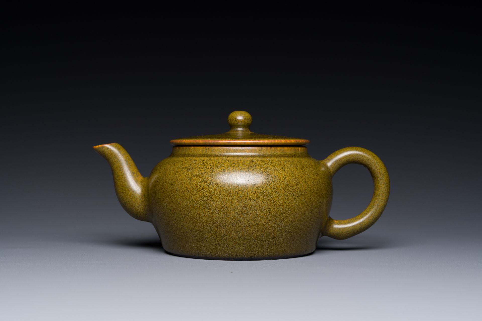 A Chinese monochrome teadust-glazed teapot, Yongzheng seal mark, 18/19th C. - Image 2 of 4