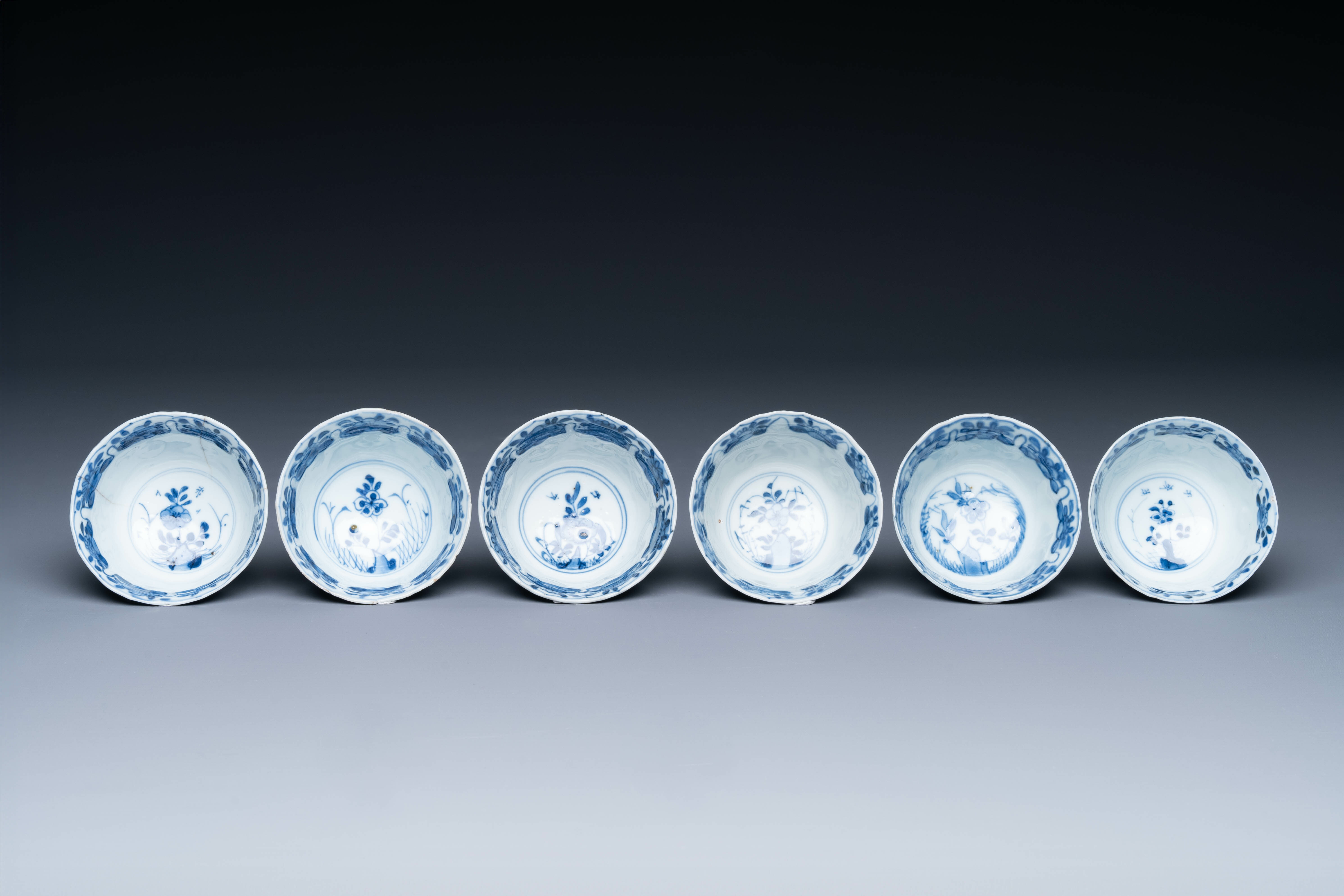 A varied collection of 18 pieces Chinese blue and white and famille rose porcelain, Kangxi/Yongzheng - Image 6 of 11