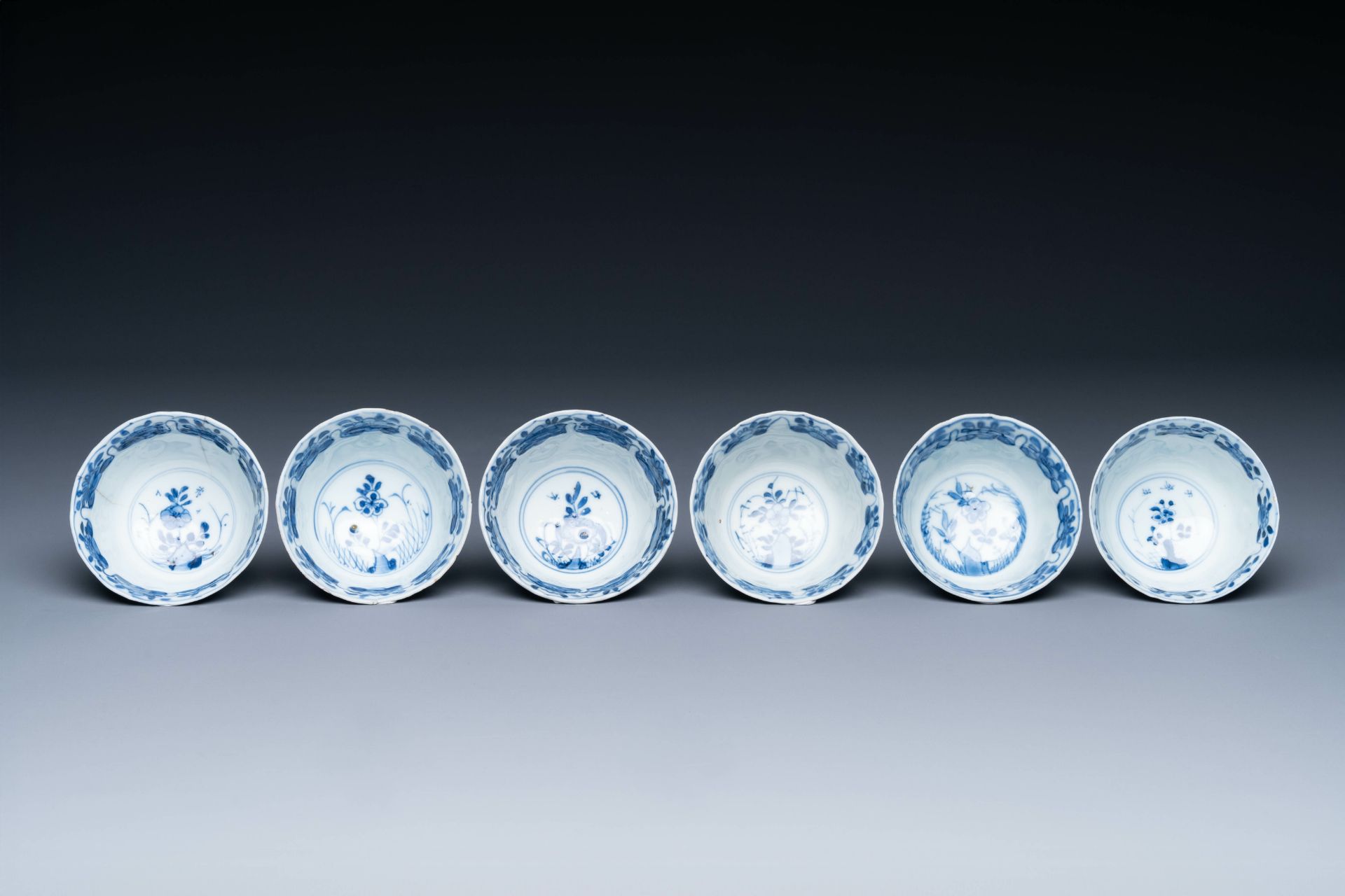 A varied collection of 18 pieces Chinese blue and white and famille rose porcelain, Kangxi/Yongzheng - Bild 6 aus 11