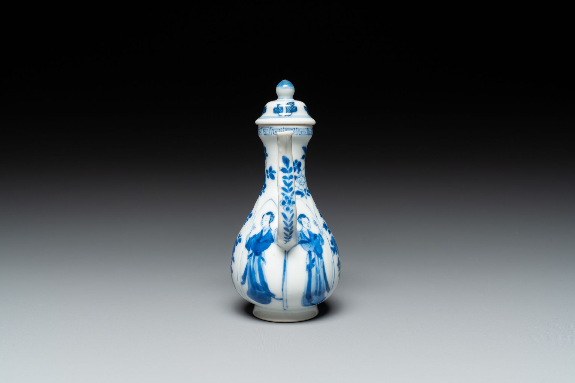 A Chinese blue and white 'Long Eliza' ewer and cover, jade mark, Kangxi - Image 4 of 8