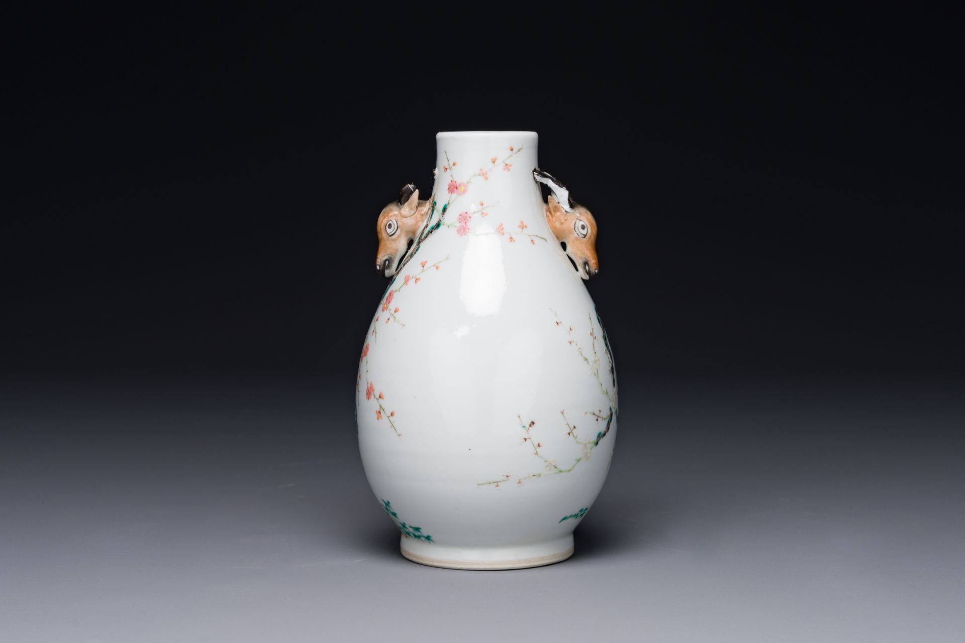 A Chinese famille rose 'hu' vase with peacocks, Yongzheng mark, 19th C. - Bild 3 aus 6