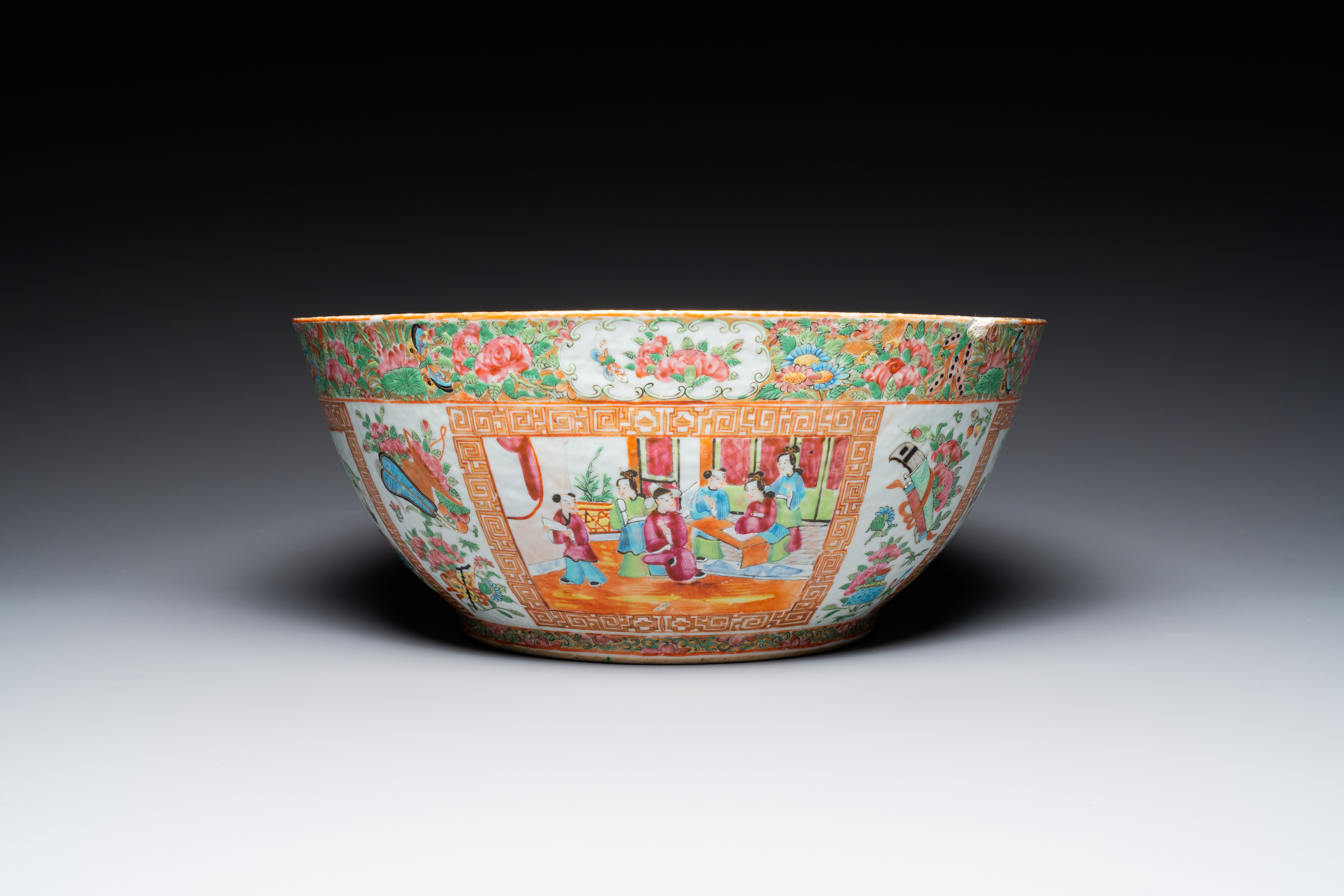 A Chinese Canton famille rose bowl and a covered bottle vase, 19th C. - Image 8 of 13