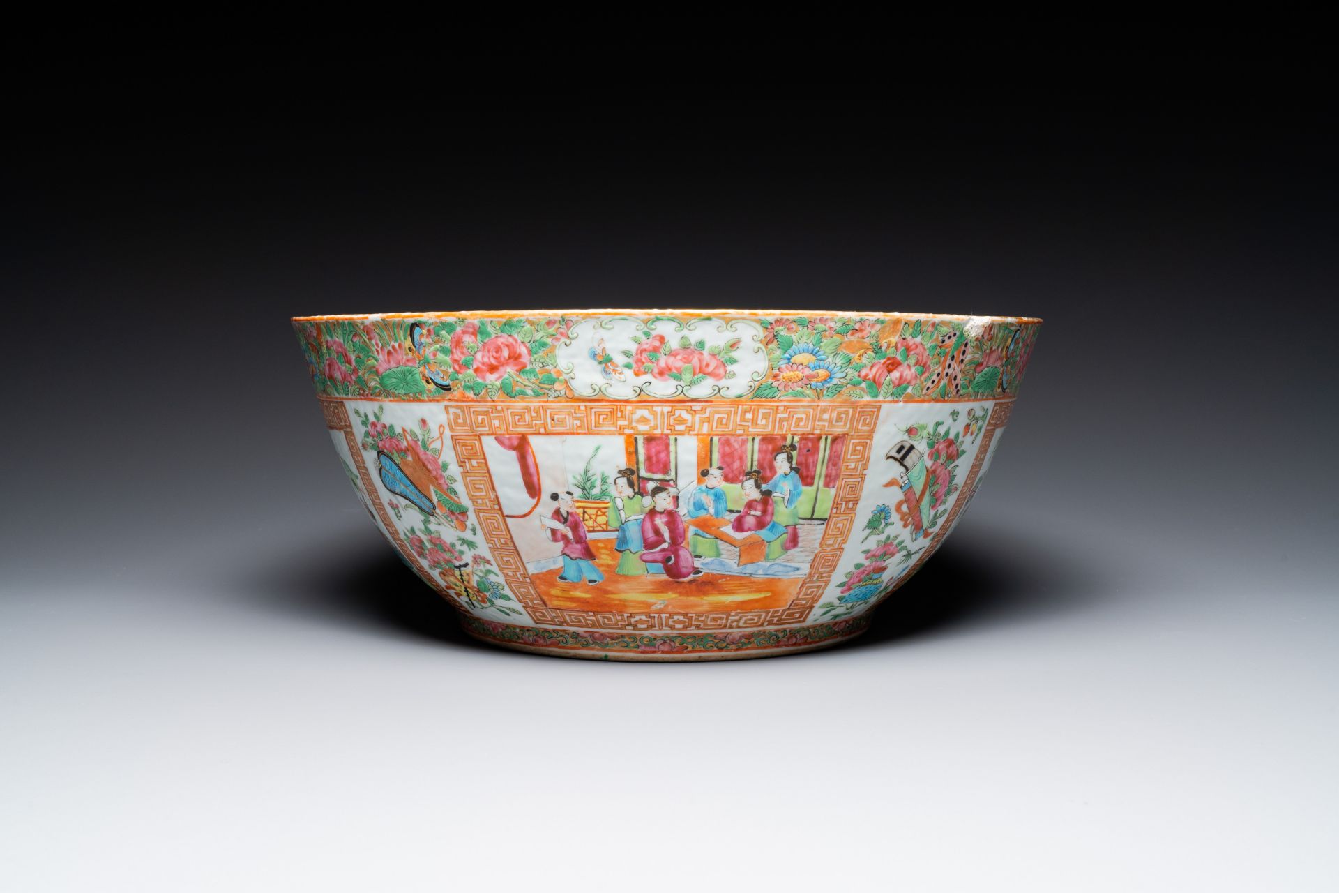A Chinese Canton famille rose bowl and a covered bottle vase, 19th C. - Bild 8 aus 13