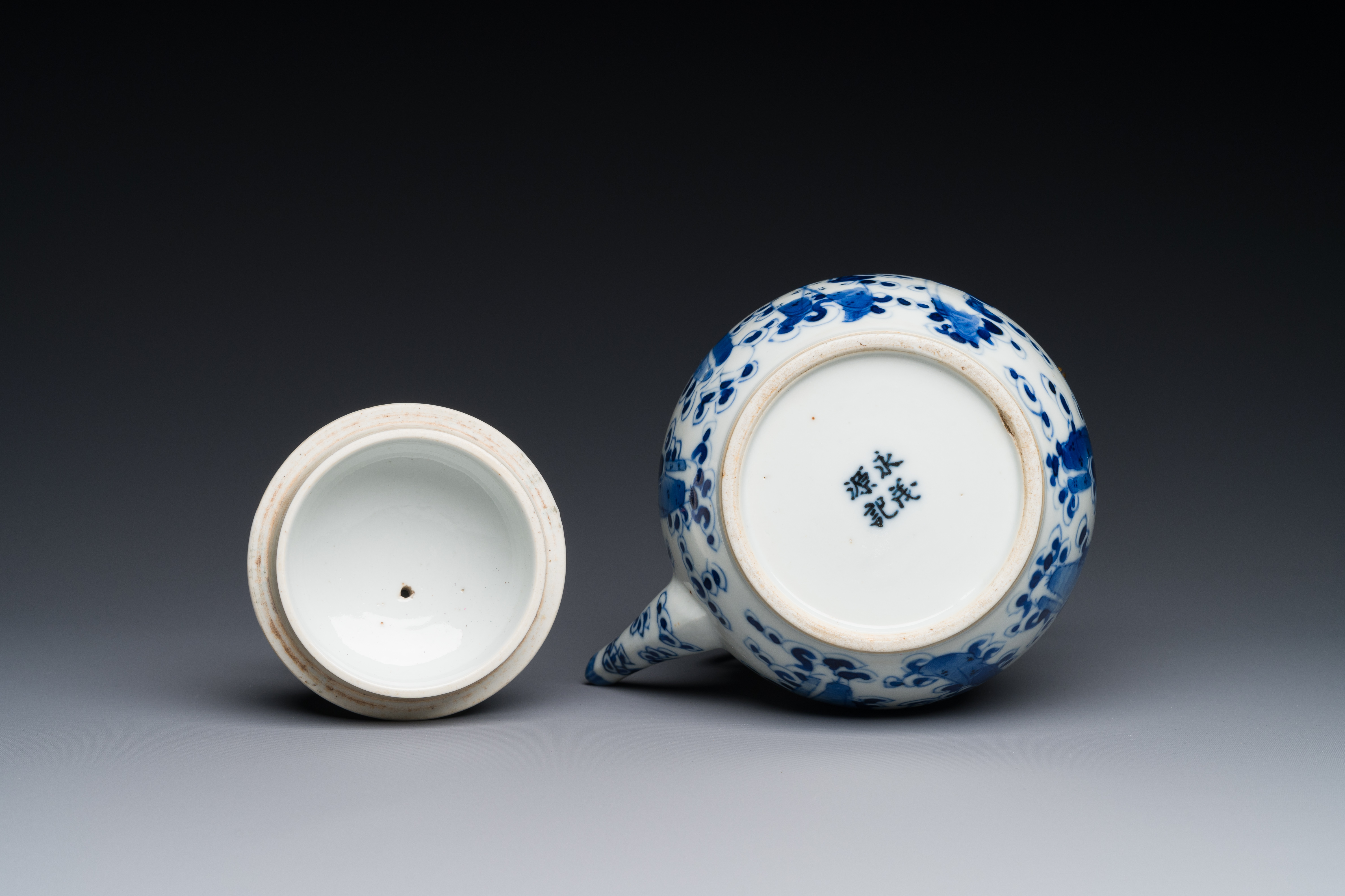 A Chinese blue and white 'Eight Immortals' teapot with bronze mount for the Thai market, Yong Mao Yu - Image 4 of 4
