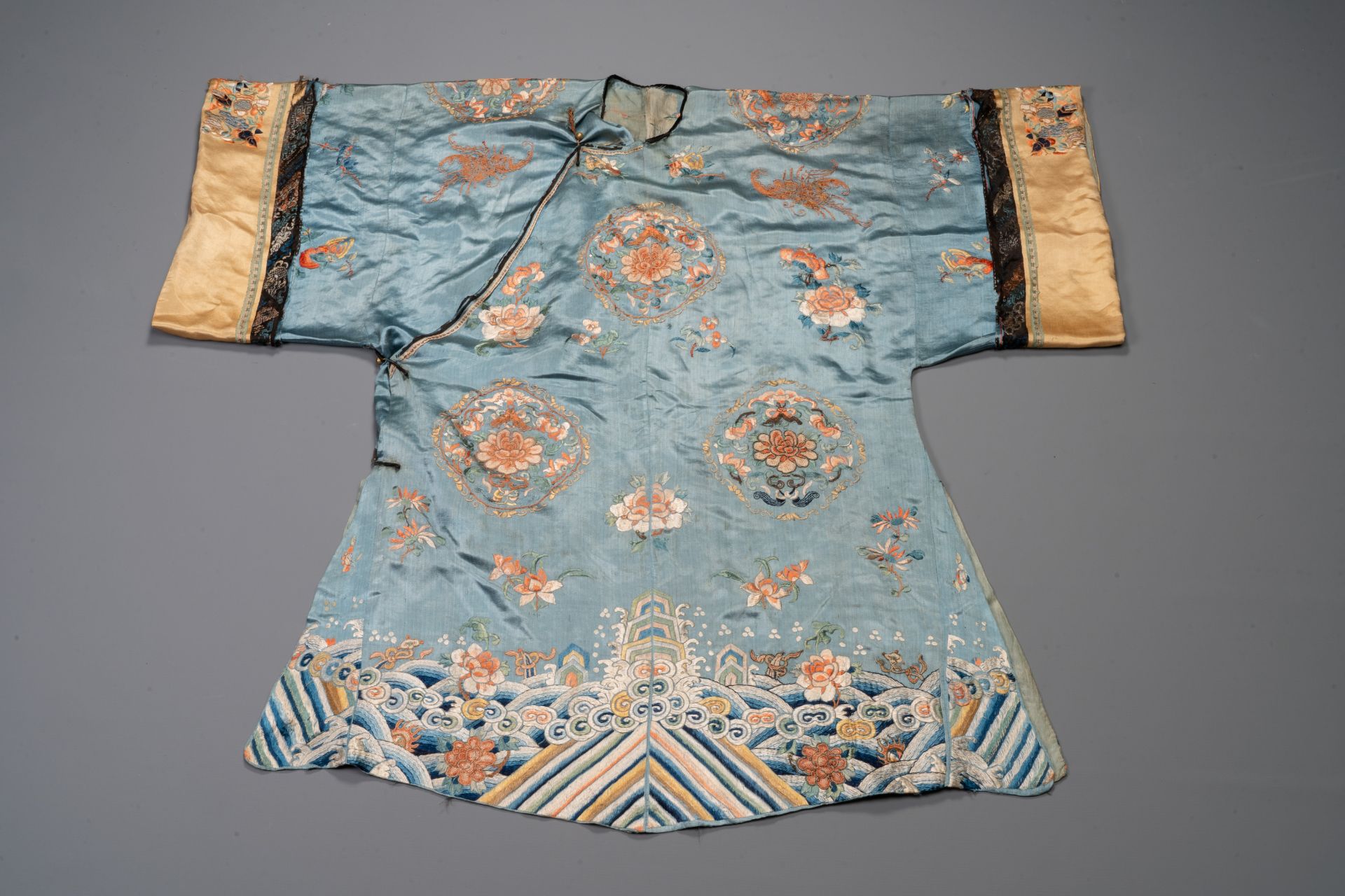 A Chinese embroidered silk skirt and a women's summer robe, 18th/19th C. - Bild 3 aus 3