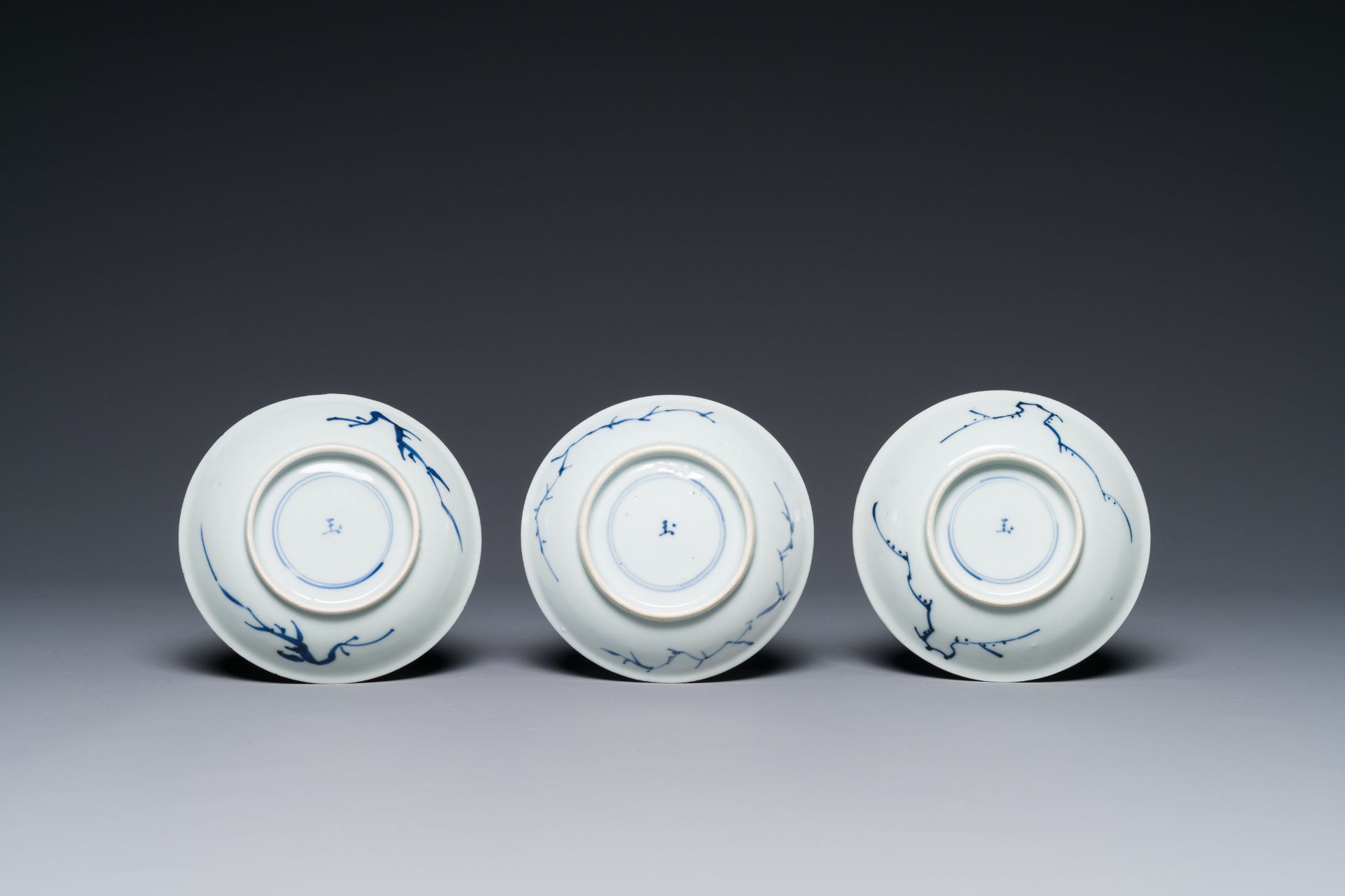 Seven Chinese blue and white cups and six saucers, Transitional period/early Kangxi - Bild 3 aus 6