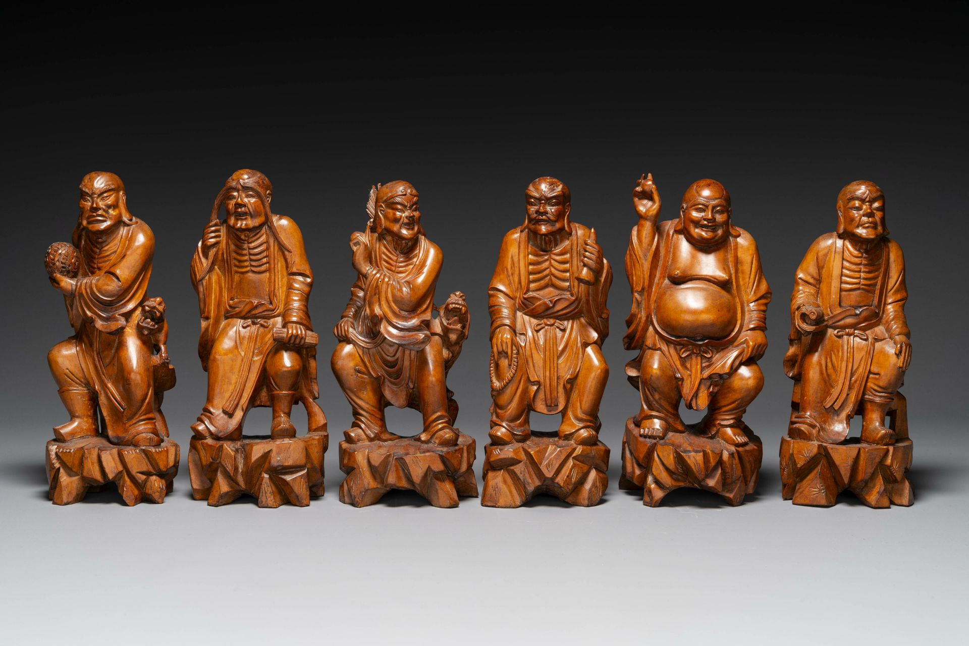 A group of Chinese boxwood sculptures of 18 Luohan, 20th C. - Bild 4 aus 7