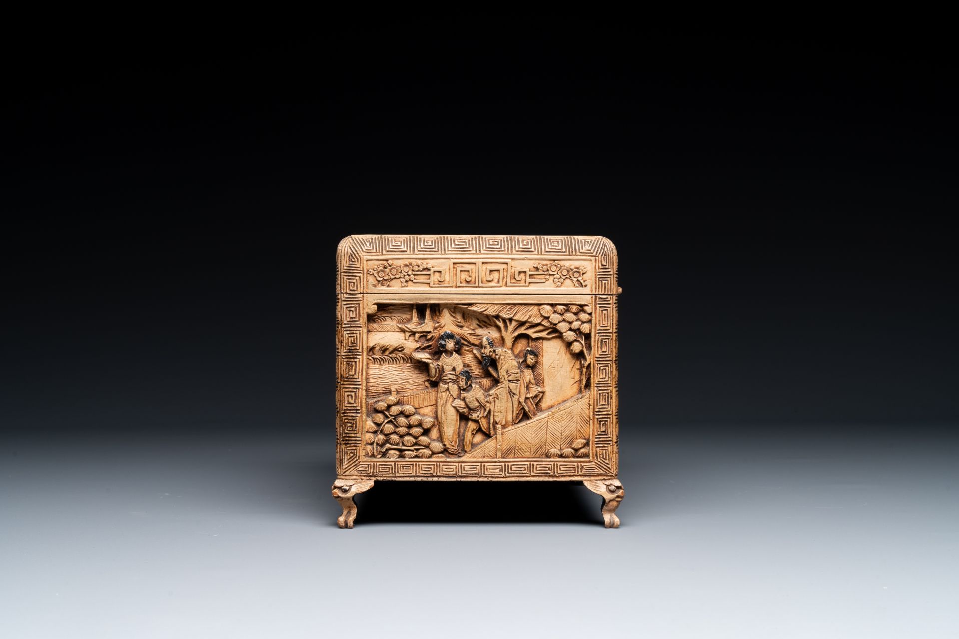 A Chinese Canton carved wooden casket with a famille rose plaque, Republic - Bild 6 aus 8