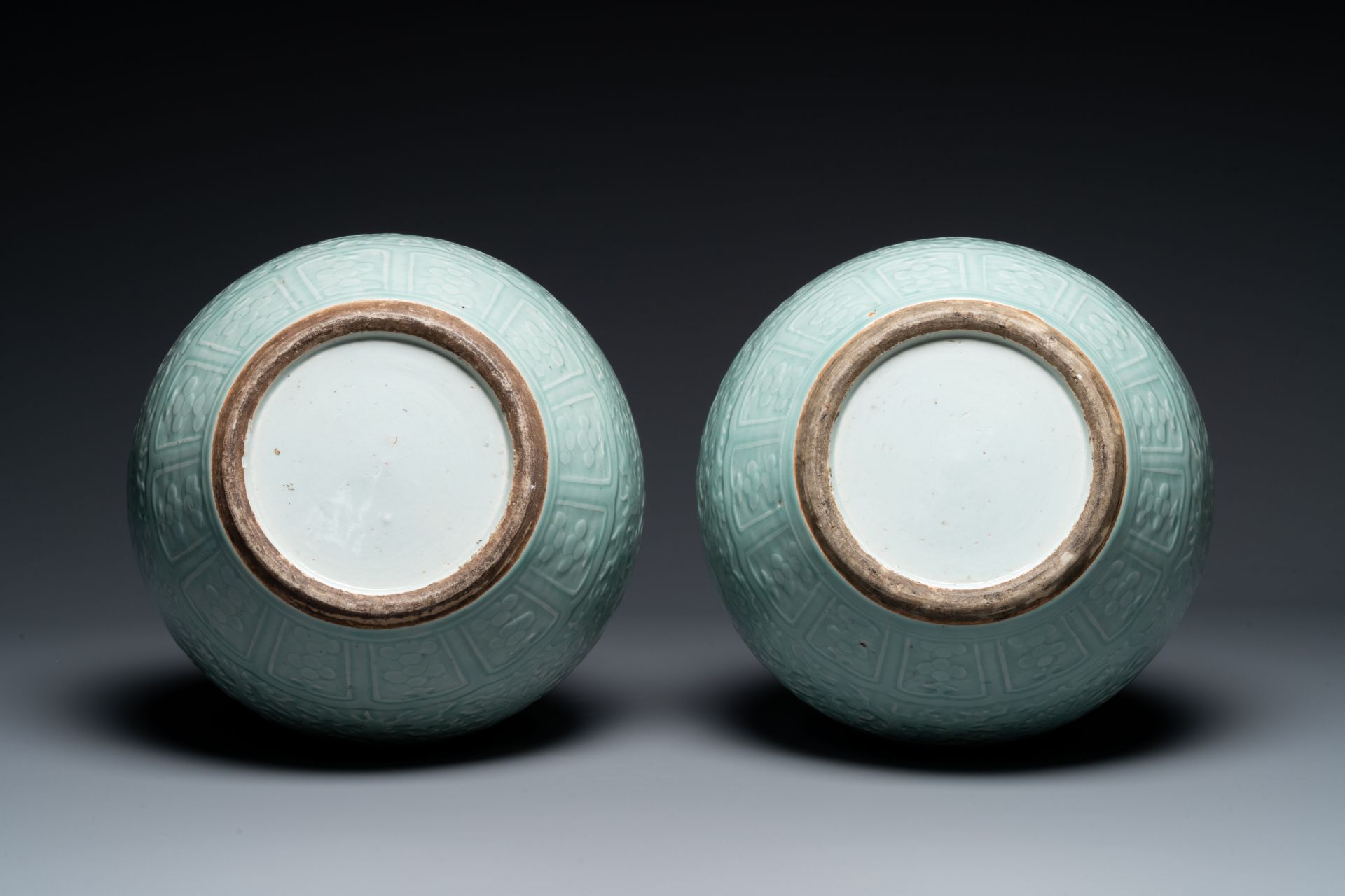 A pair of large Chinese monochrome celadon-glazed anhua 'lotus scrol' bottle vases, 19th C. - Bild 4 aus 4