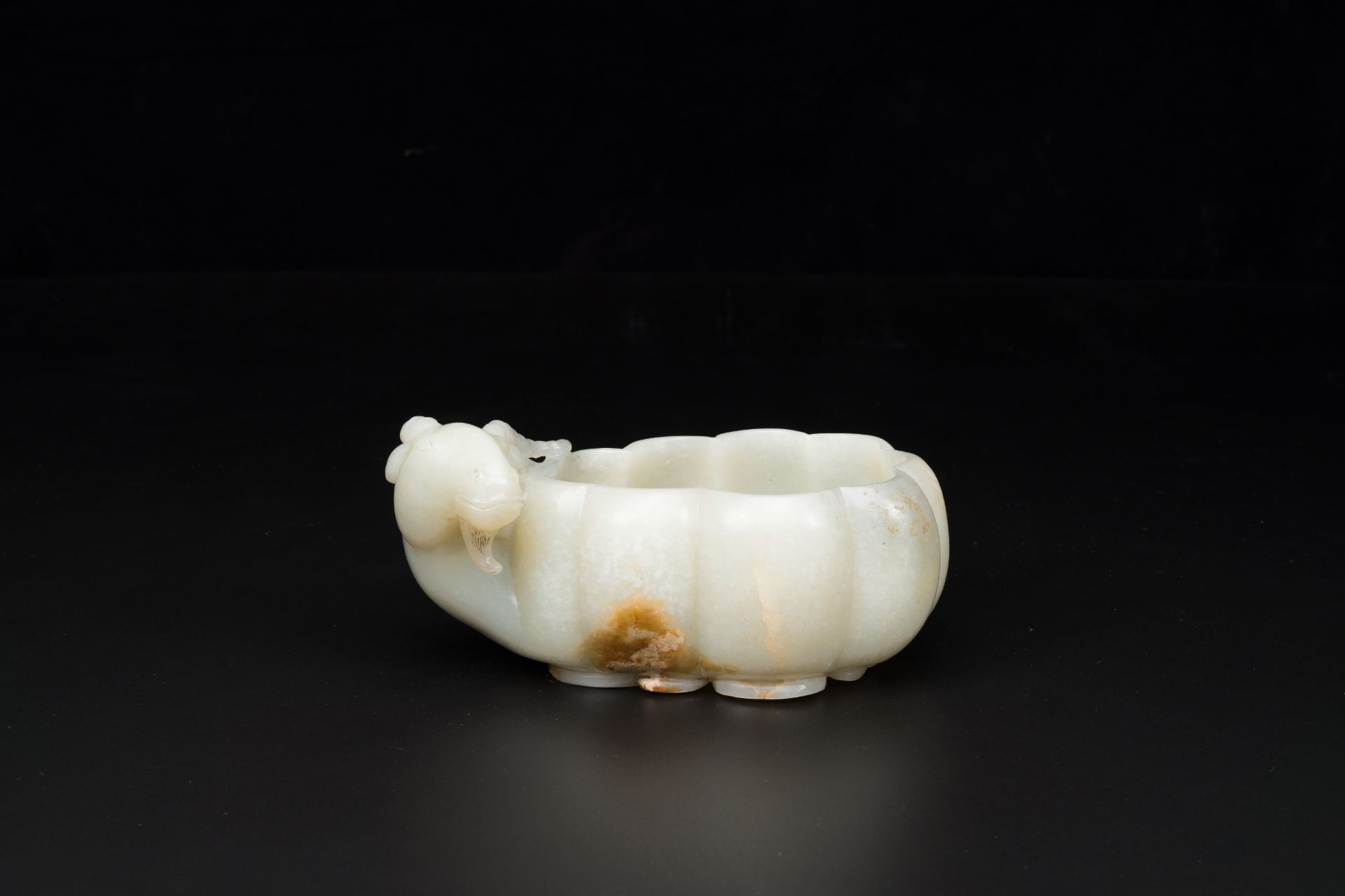 A Chinese celadon jade flower-shaped brush washer with ram's head, 17th C. - Image 3 of 9