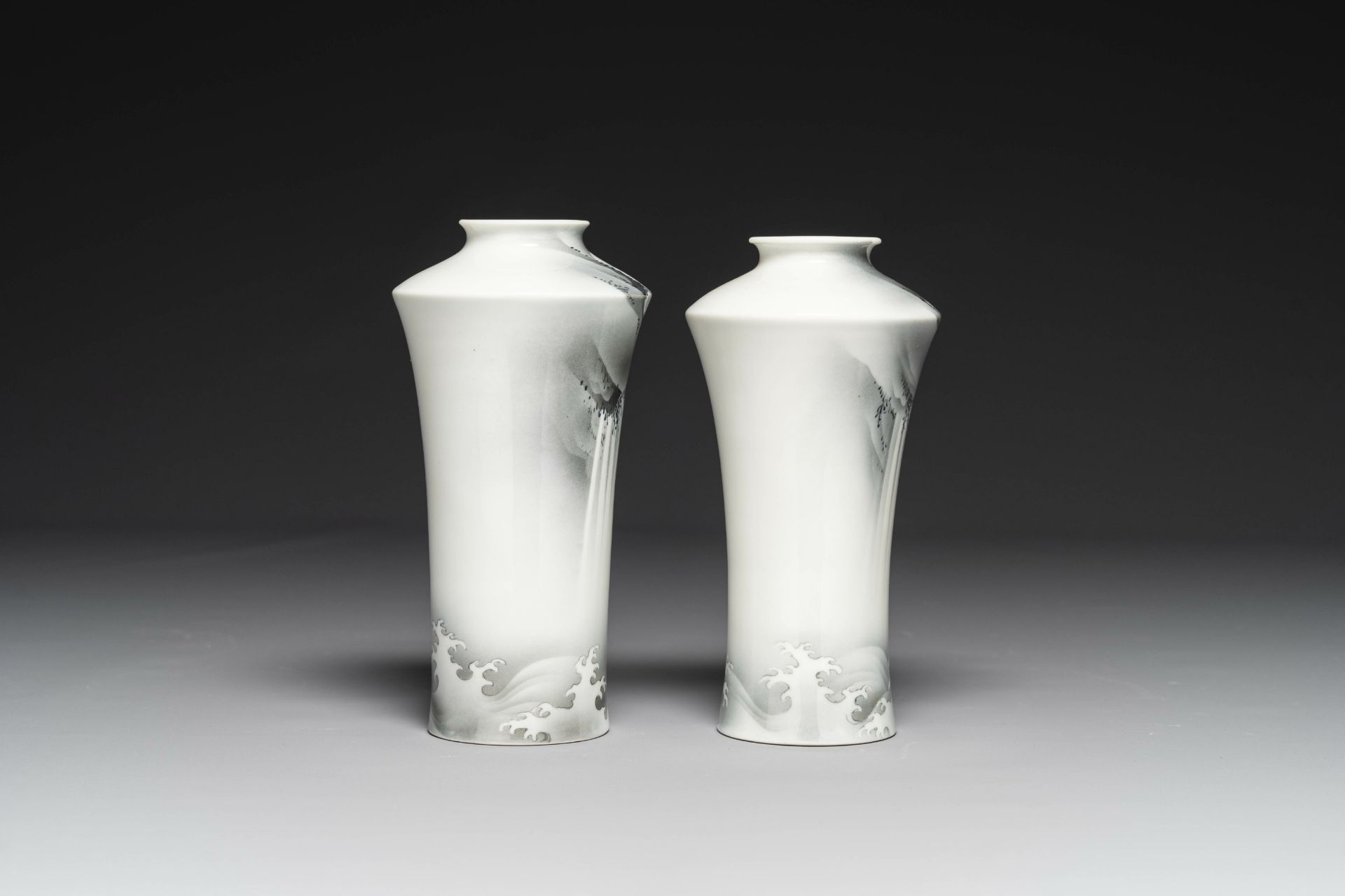 Nishiura Enji (1856-1914): A pair of Japanese â€˜waterfallâ€™ vases, 19/20th C. - Bild 4 aus 6