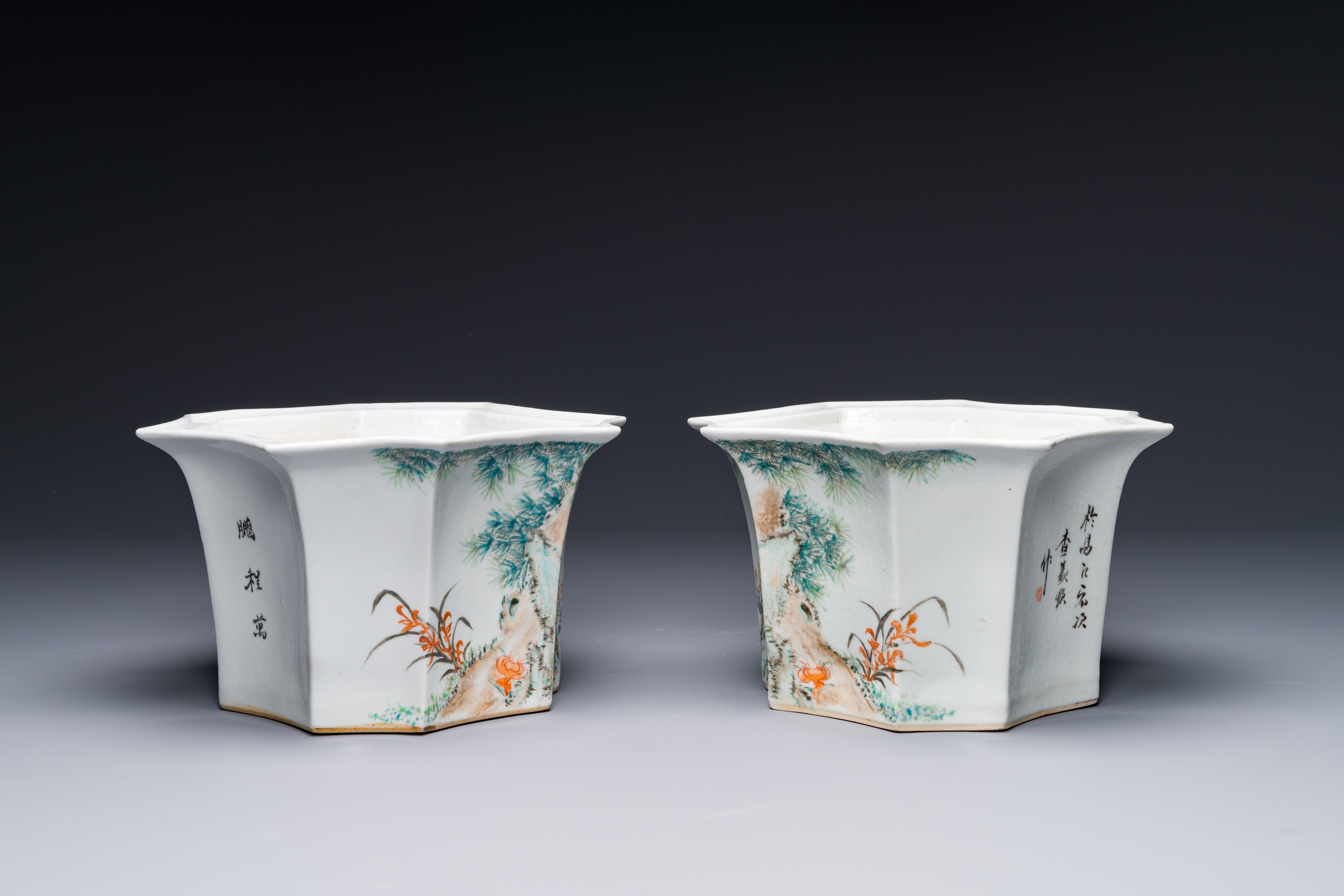 A pair of Chinese qianjiang cai flower pots, signed Cha Yishun æŸ¥ç¾©é †, 19/20th C. - Image 3 of 8