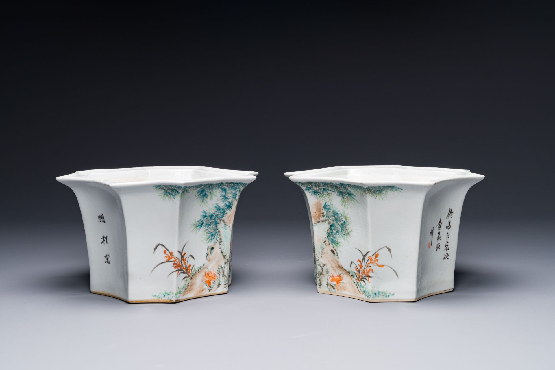 A pair of Chinese qianjiang cai flower pots, signed Cha Yishun æŸ¥ç¾©é †, 19/20th C. - Image 3 of 8