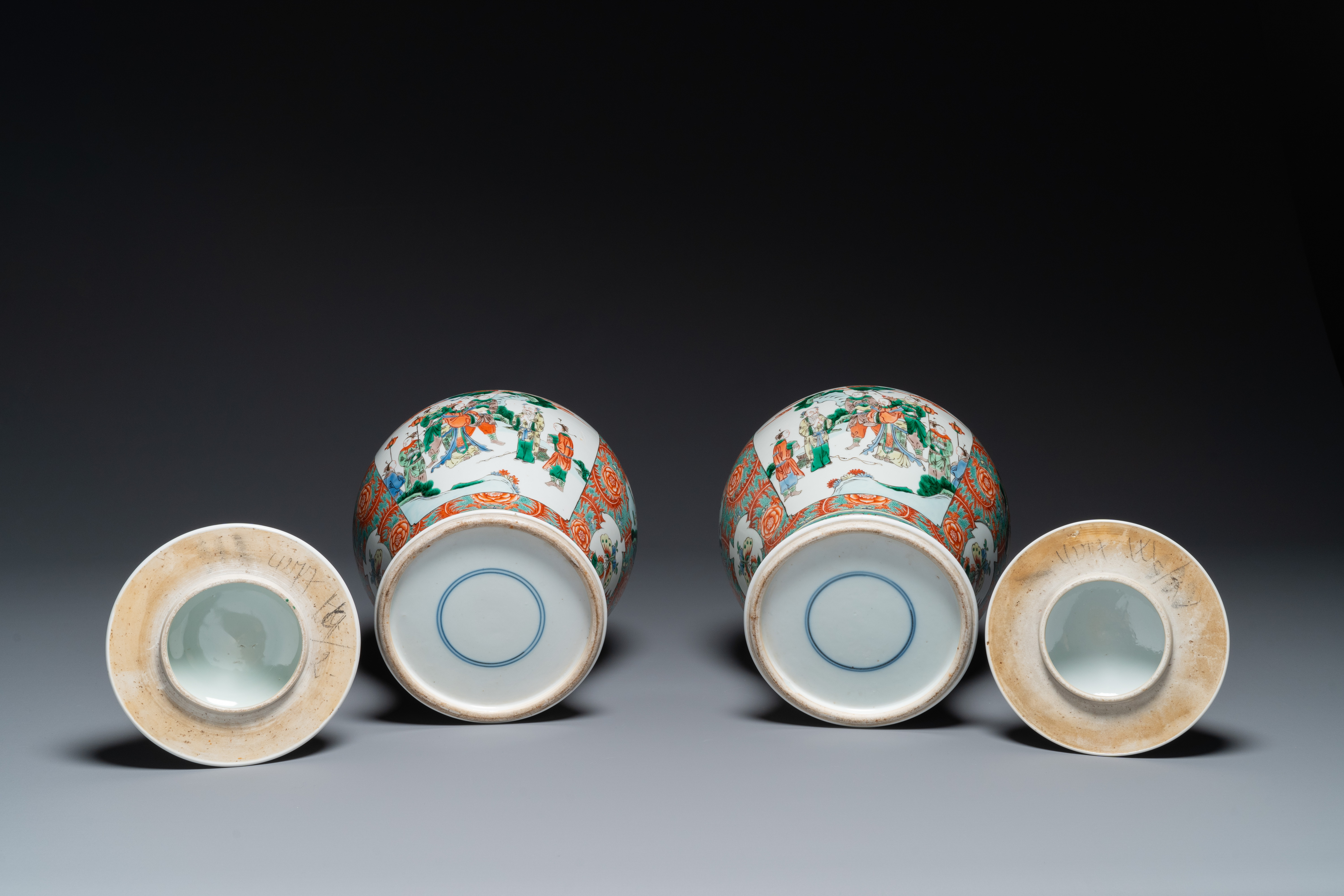 A pair of Chinese famille verte 'Wen Wang Fang Xian æ–‡çŽ‹è¨ªè³¢' vases and covers, 19th C. - Image 4 of 4