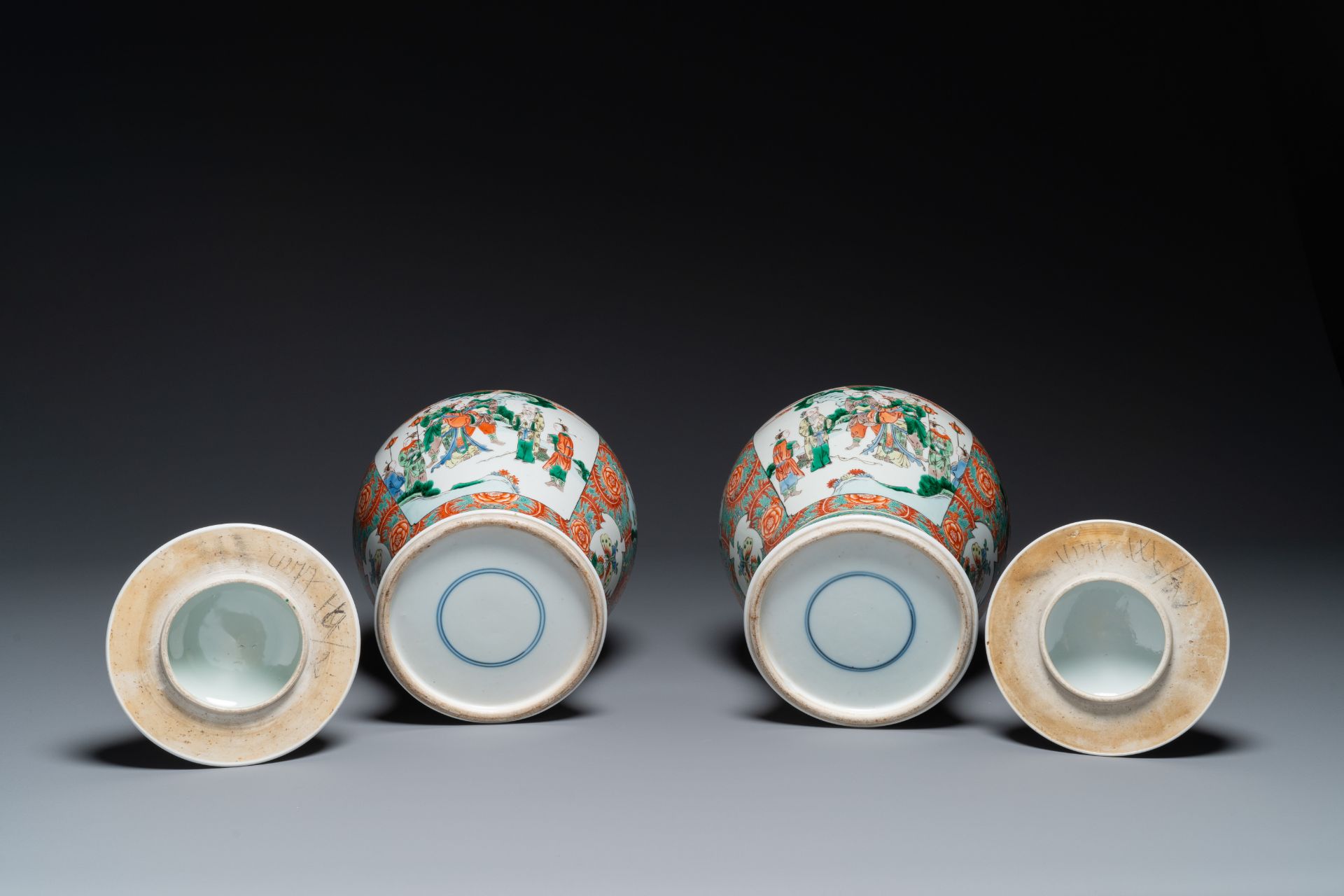 A pair of Chinese famille verte 'Wen Wang Fang Xian æ–‡çŽ‹è¨ªè³¢' vases and covers, 19th C. - Bild 4 aus 4