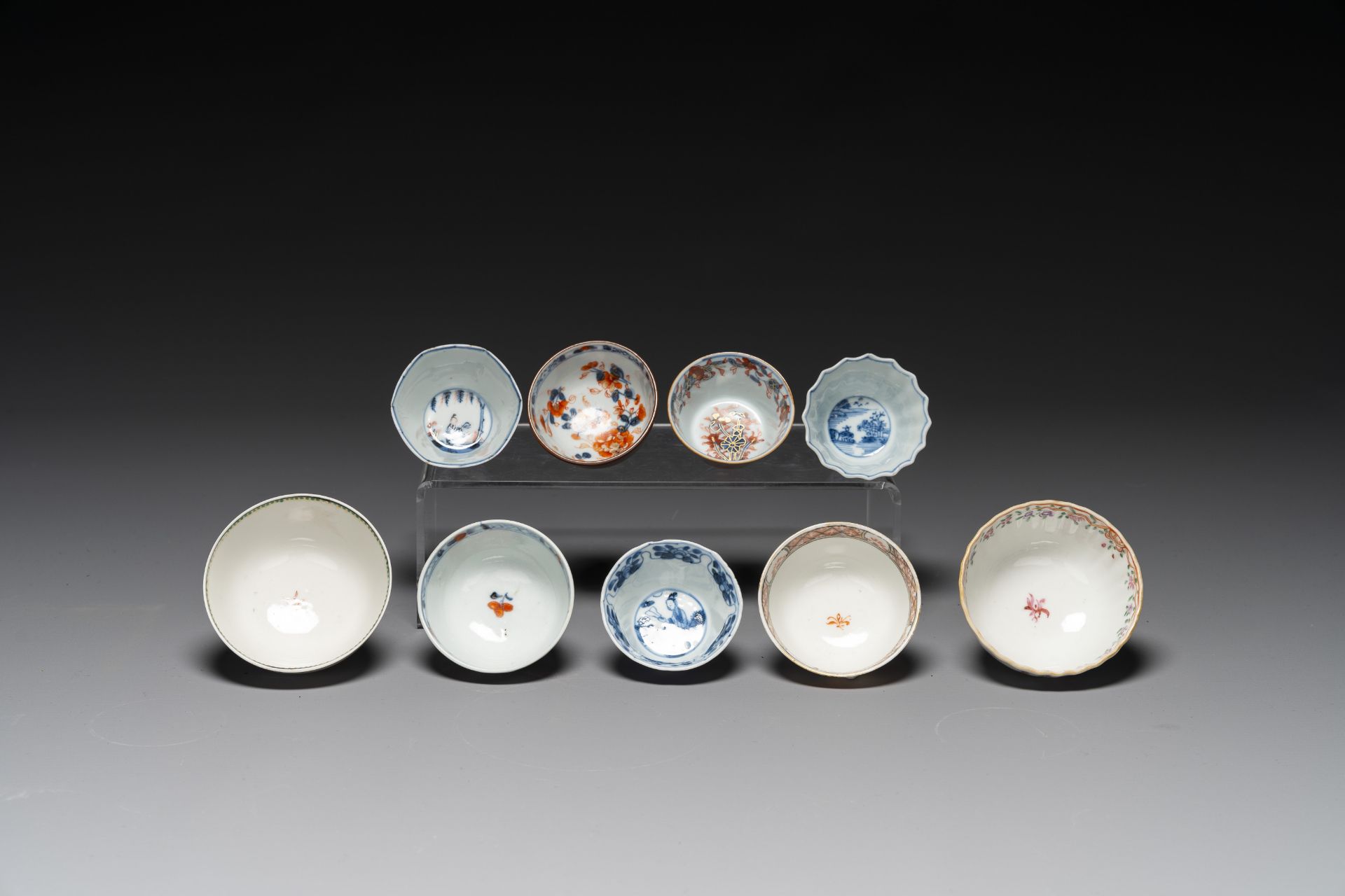 Nine Chinese blue and white, famille rose et Imari-style cups and saucers, Kangxi/Qianlong - Image 4 of 5