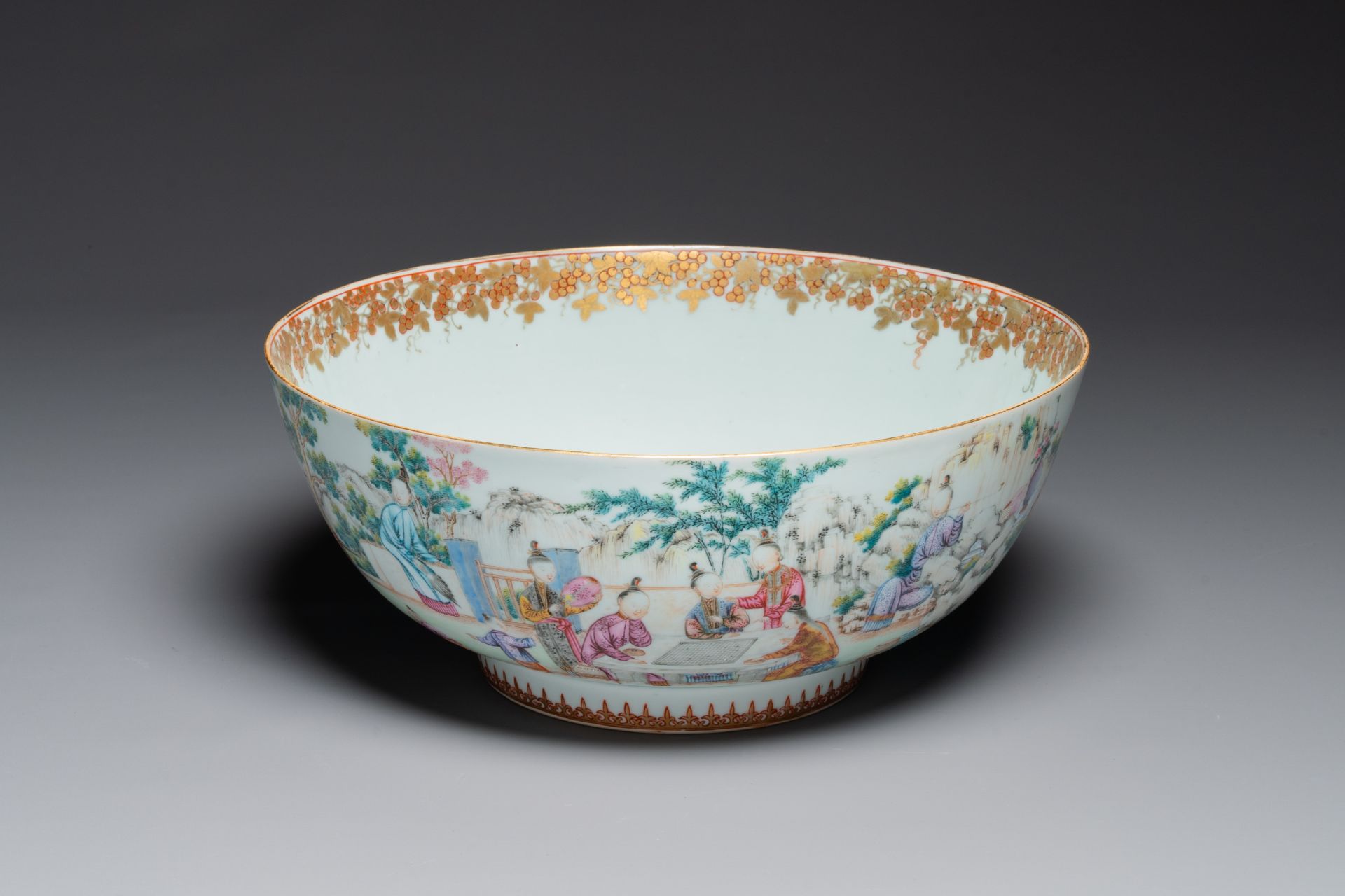 A fine large Chinese Canton famille rose bowl with boys and ladies in an elaborate garden scene, Qia - Bild 7 aus 7