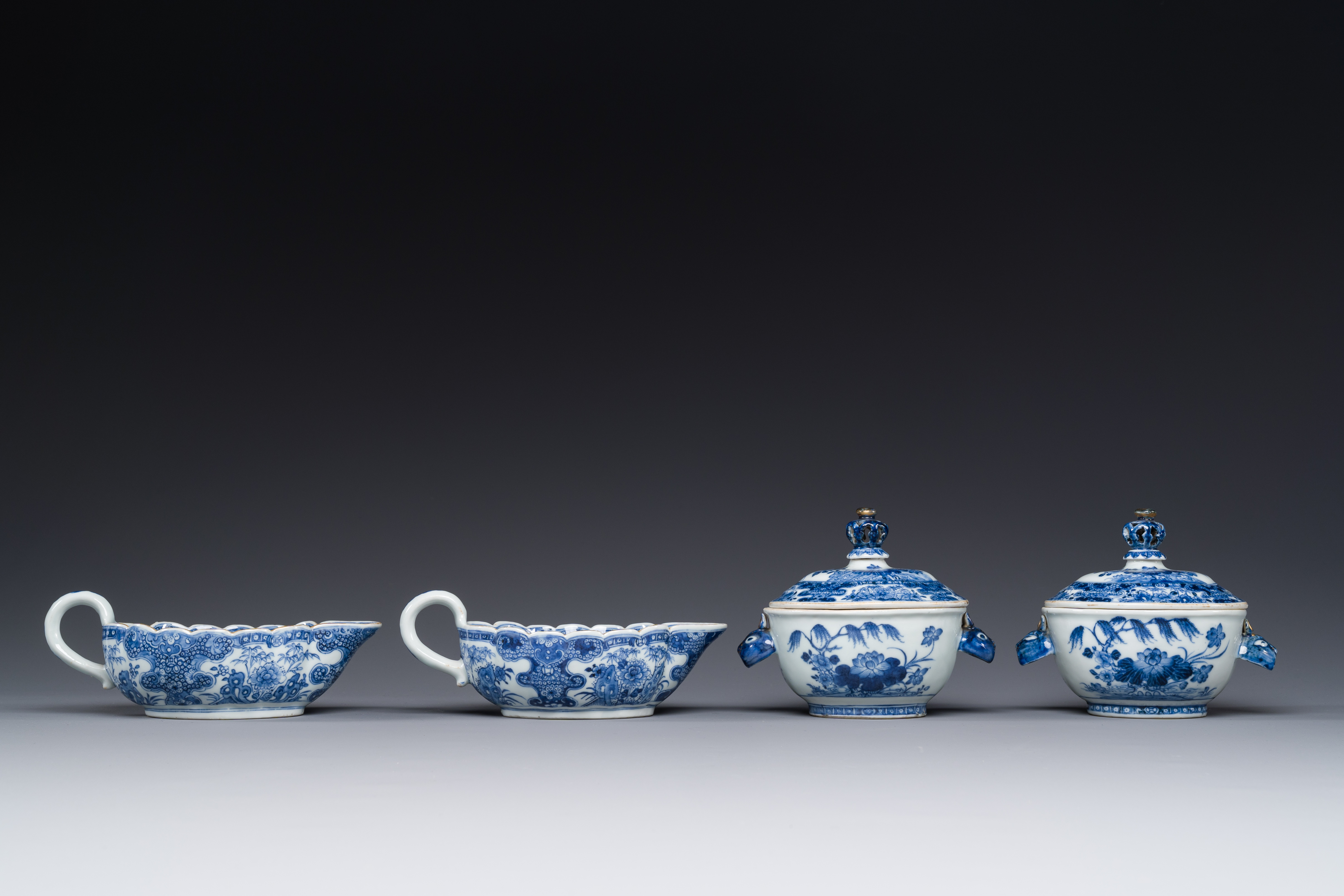 A pair Chinese blue and white sauce boats and a pair of tureens and covers, Qianlong - Image 2 of 5