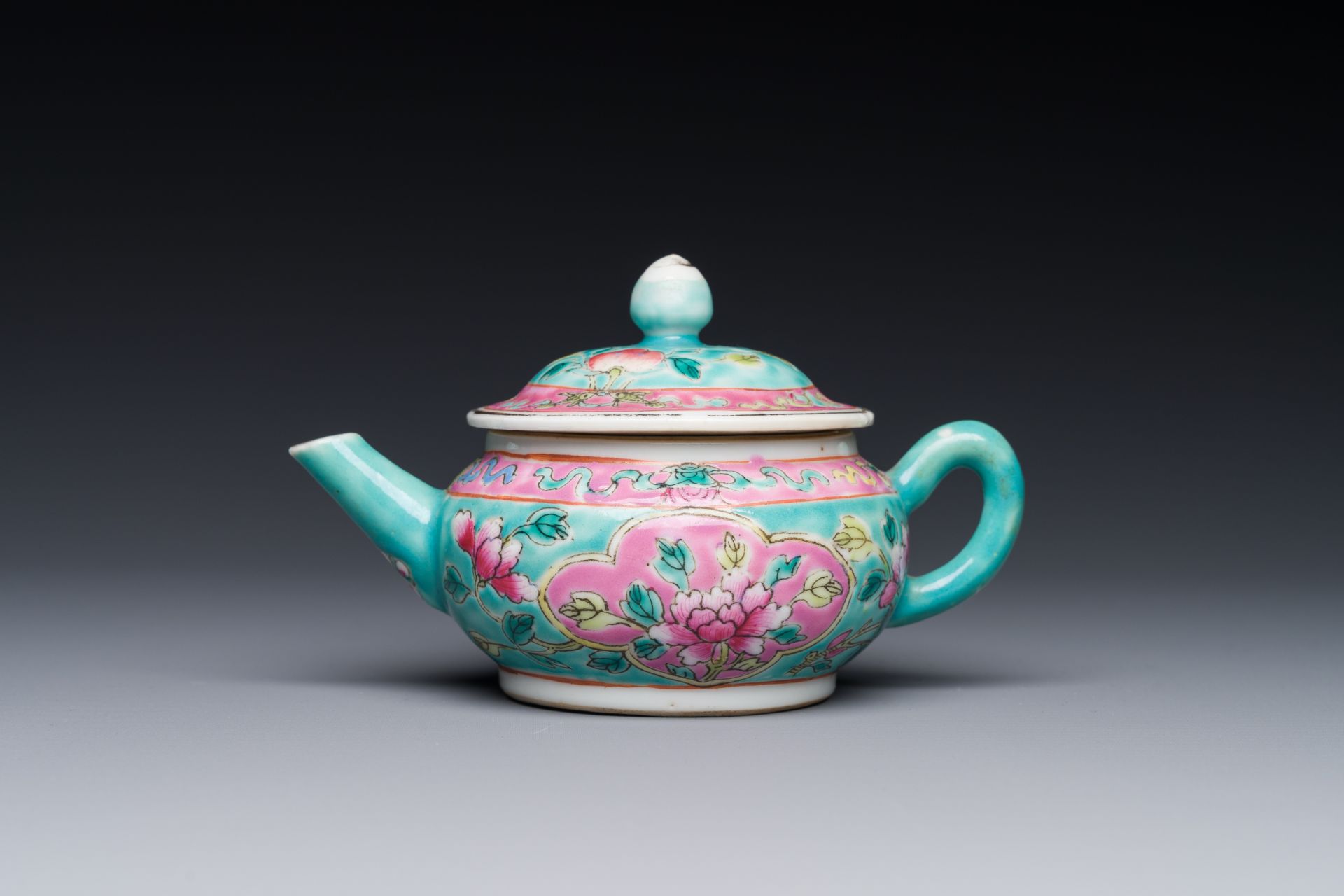 A Chinese famille rose teapot for the Straits or Peranakan market, 19th C. - Bild 2 aus 4