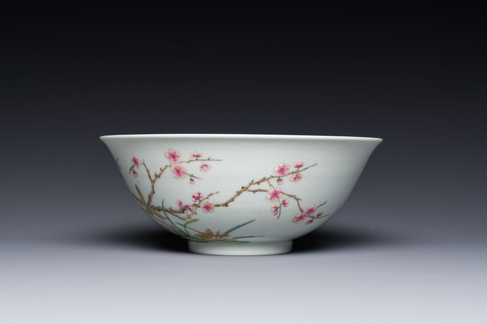 A Chinese famille rose 'plum blossom' bowl, Shen De Tang Zhi æ…Žå¾·å ‚è£½ mark, 19/20th C. - Image 3 of 7