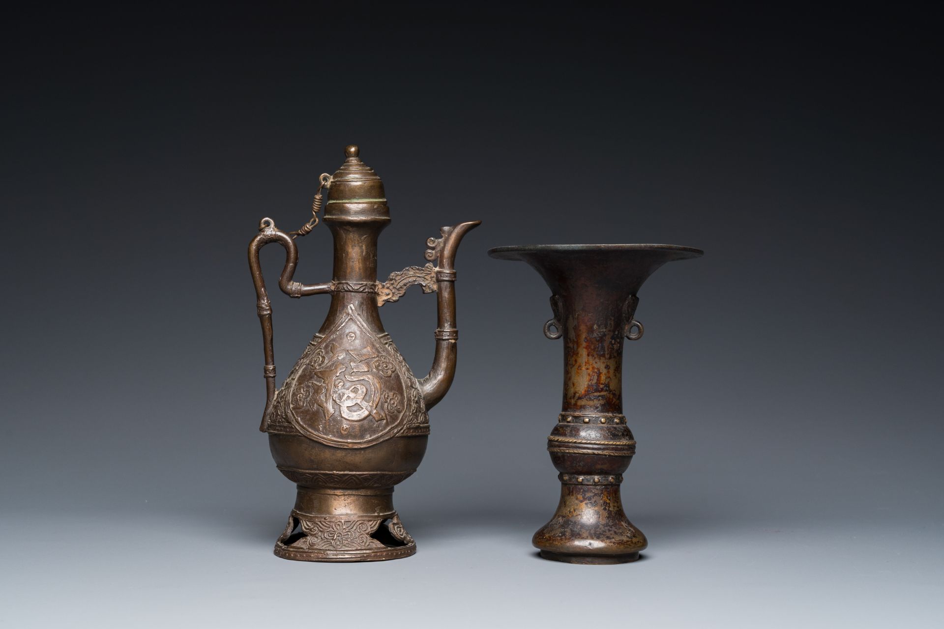 A Chinese bronze 'gu' vase and a bronze ewer and cover for the Islamic market, Ming - Bild 5 aus 24