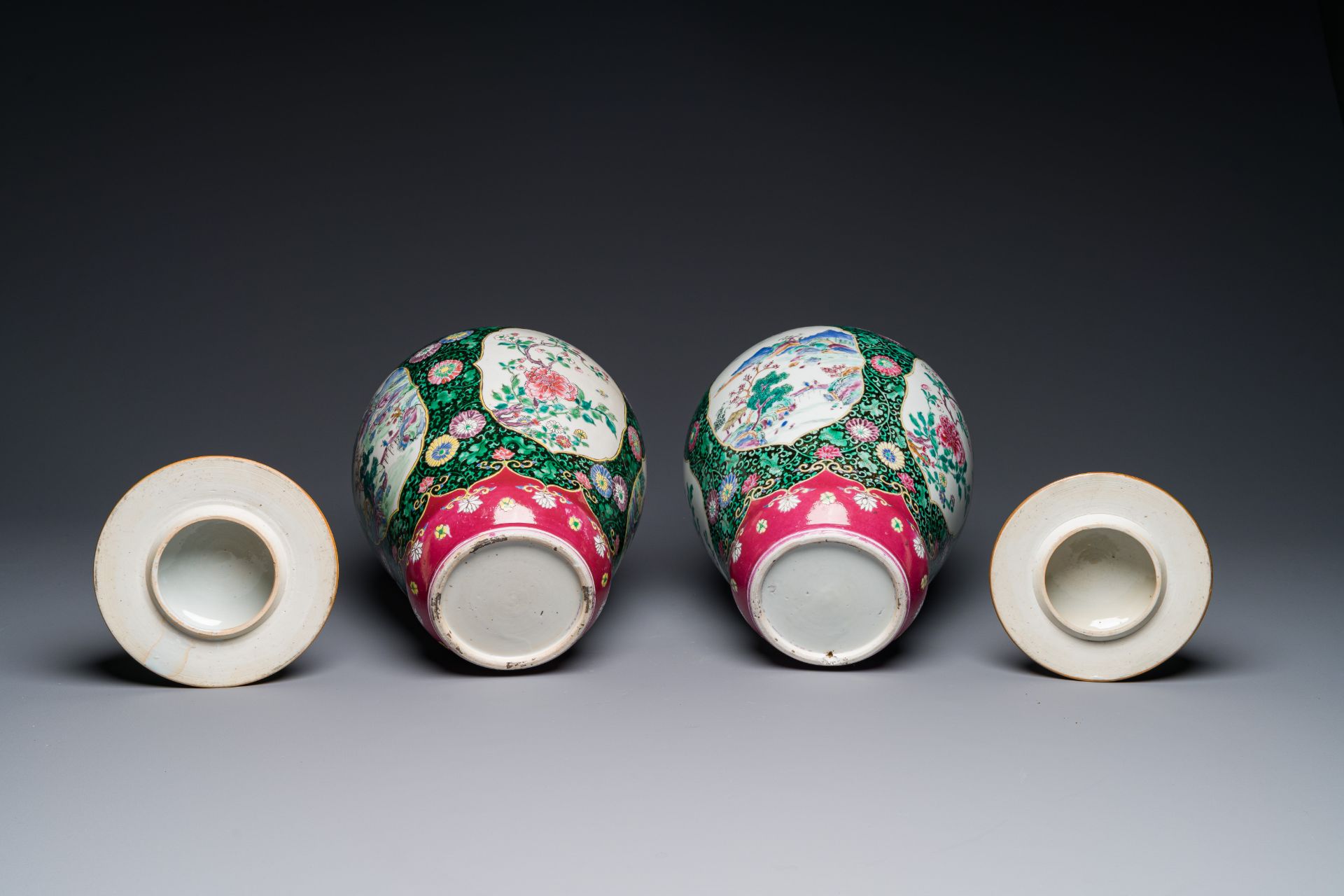 A pair of Chinese famille rose black-ground jars and covers with mountainous landscape design, Yongz - Bild 6 aus 6