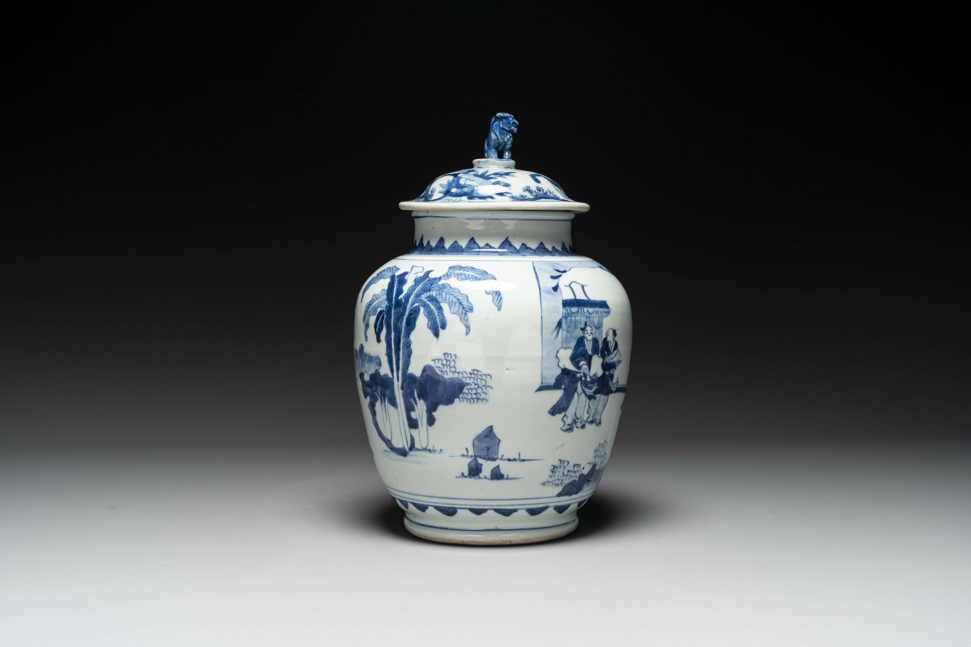 A Chinese blue and white 'Jia Guan Jin Jue åŠ å®˜æ™‰çˆµ' vase and cover, Transitional period - Image 2 of 6