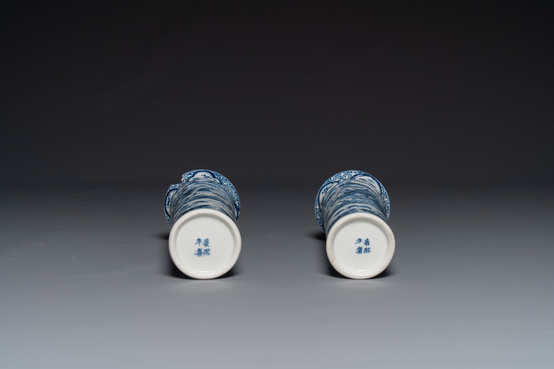 A Chinese blue and white garniture of five vases with landscape design, 19th C. - Bild 6 aus 6