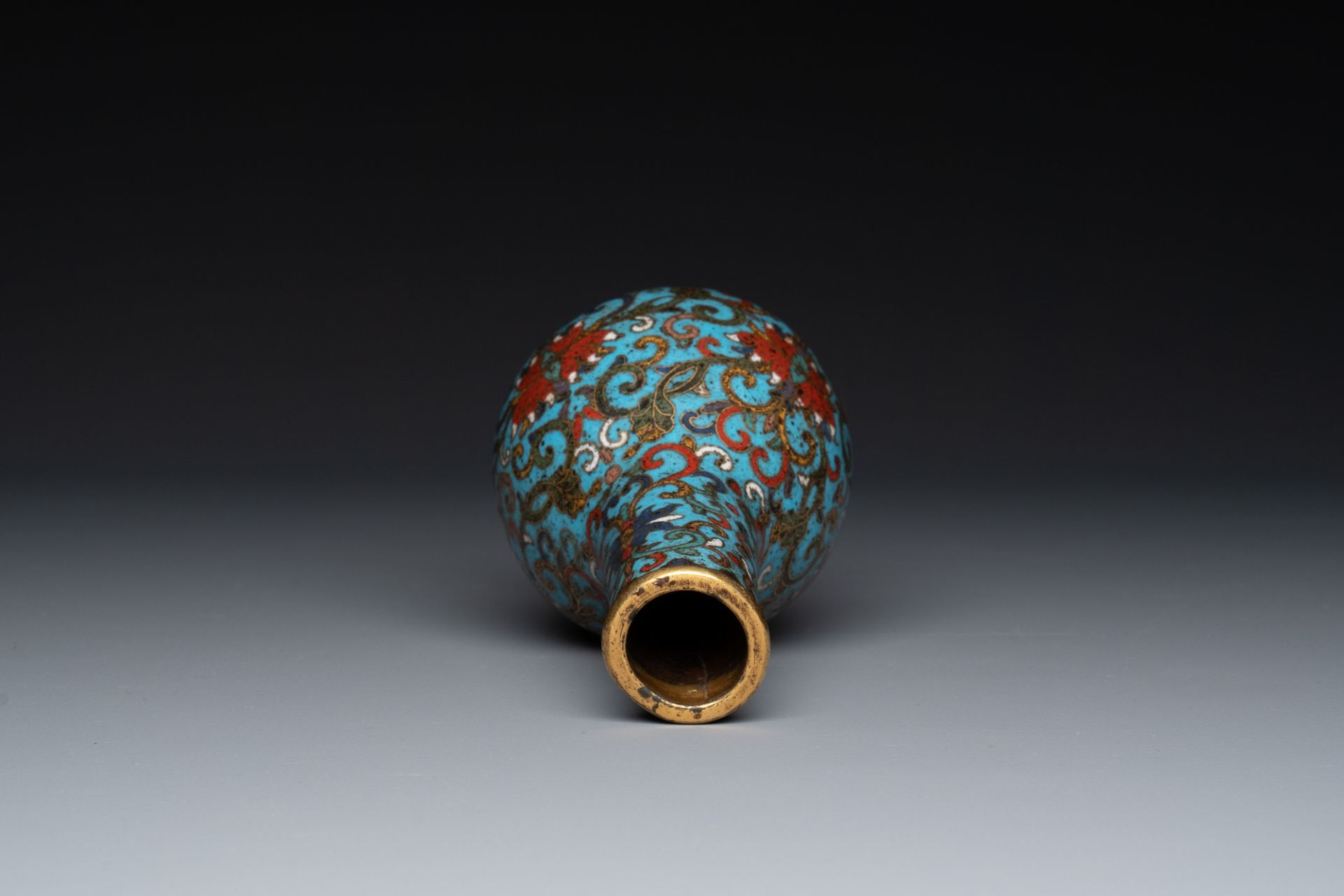 A small Chinese cloisonne 'lotus scroll' bottle vase, Qianlong mark and of the period - Bild 5 aus 6