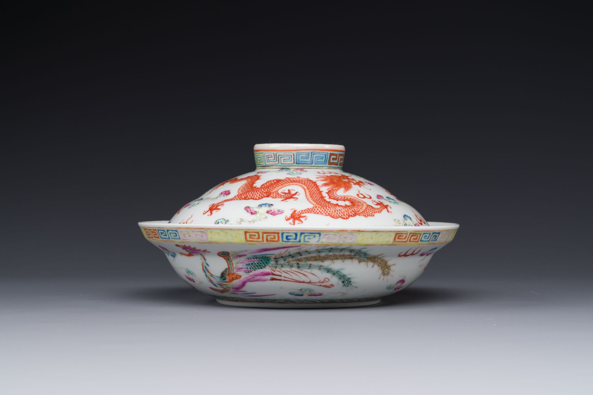 A Chinese famille rose bowl and cover with dragons chasing pearls, Guangxu mark, 19th C. - Bild 4 aus 6