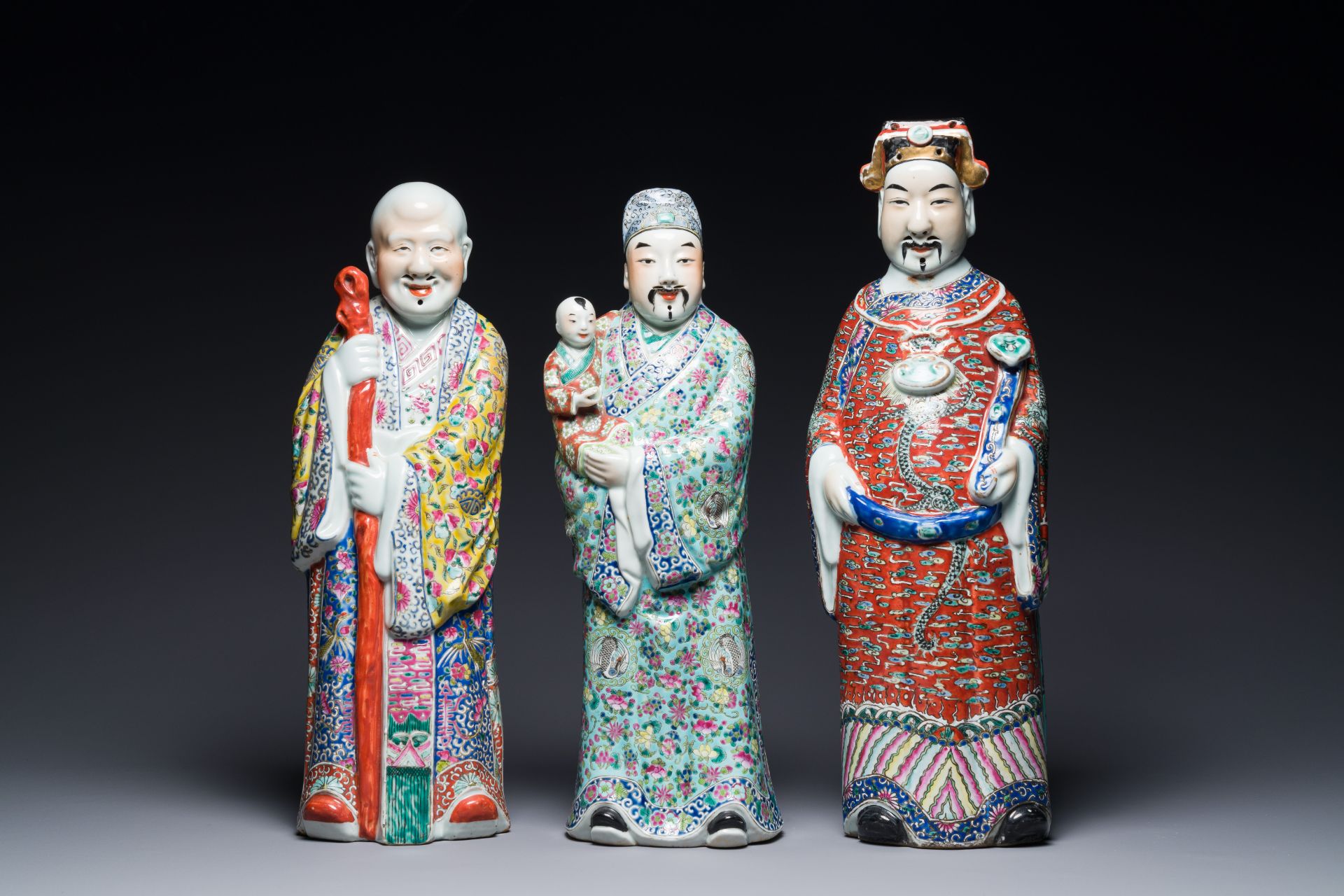 Three Chinese famille rose figures of star gods, seal marks, 19/20th C. - Bild 2 aus 4