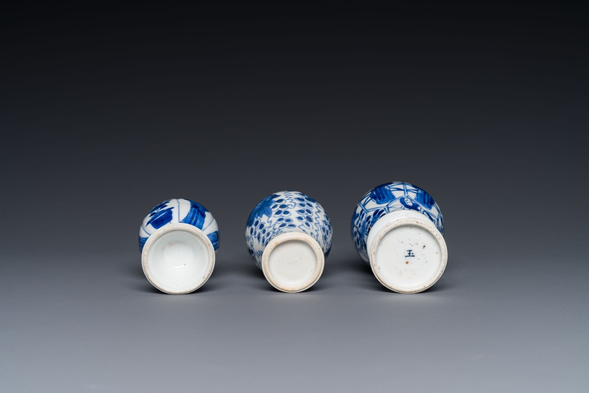 Four Chinese blue and white silver mounted porcelain, Kangxi - Bild 5 aus 5