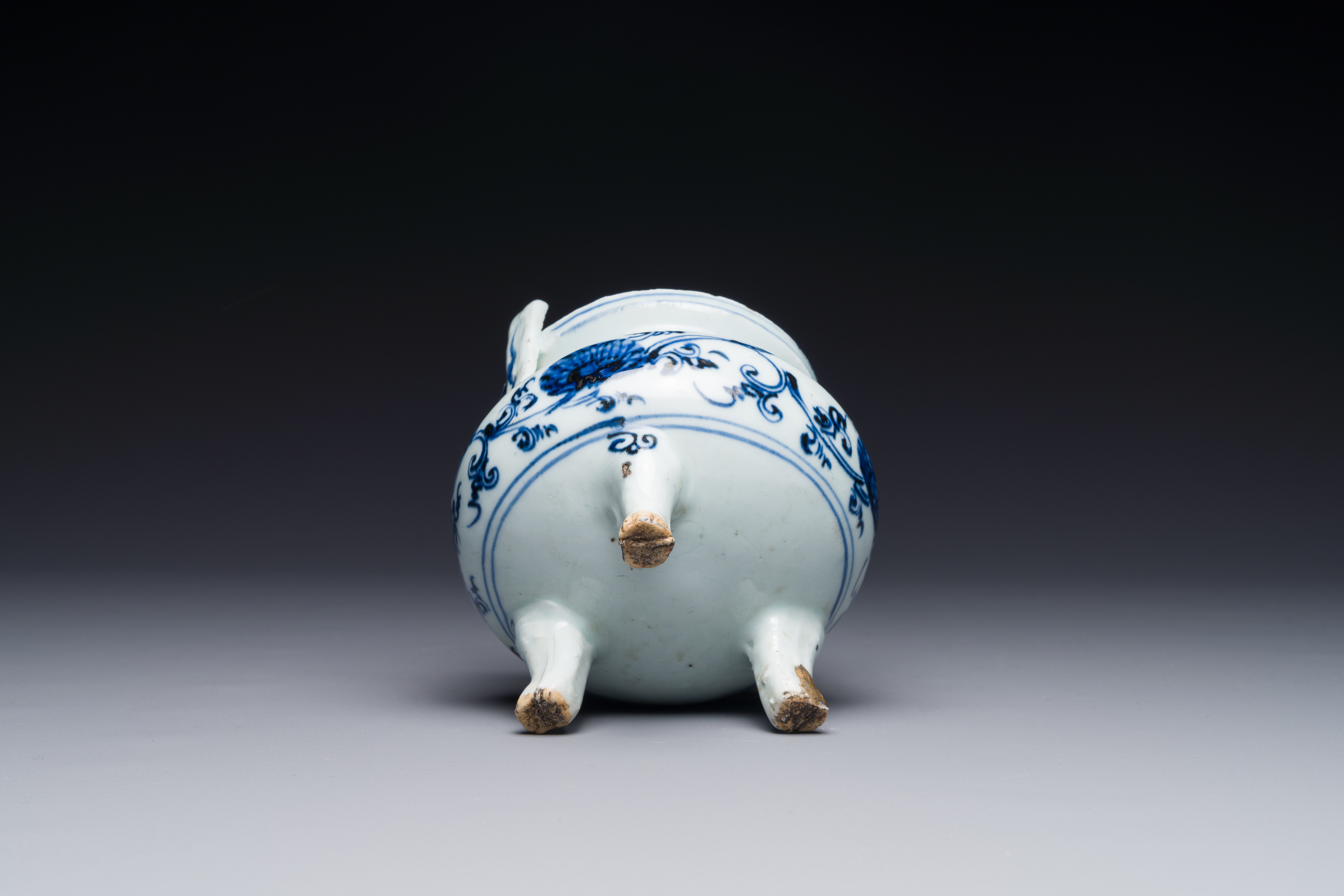 A Chinese blue and white tripod censer with floral design and a wooden cover, Ming - Image 4 of 4