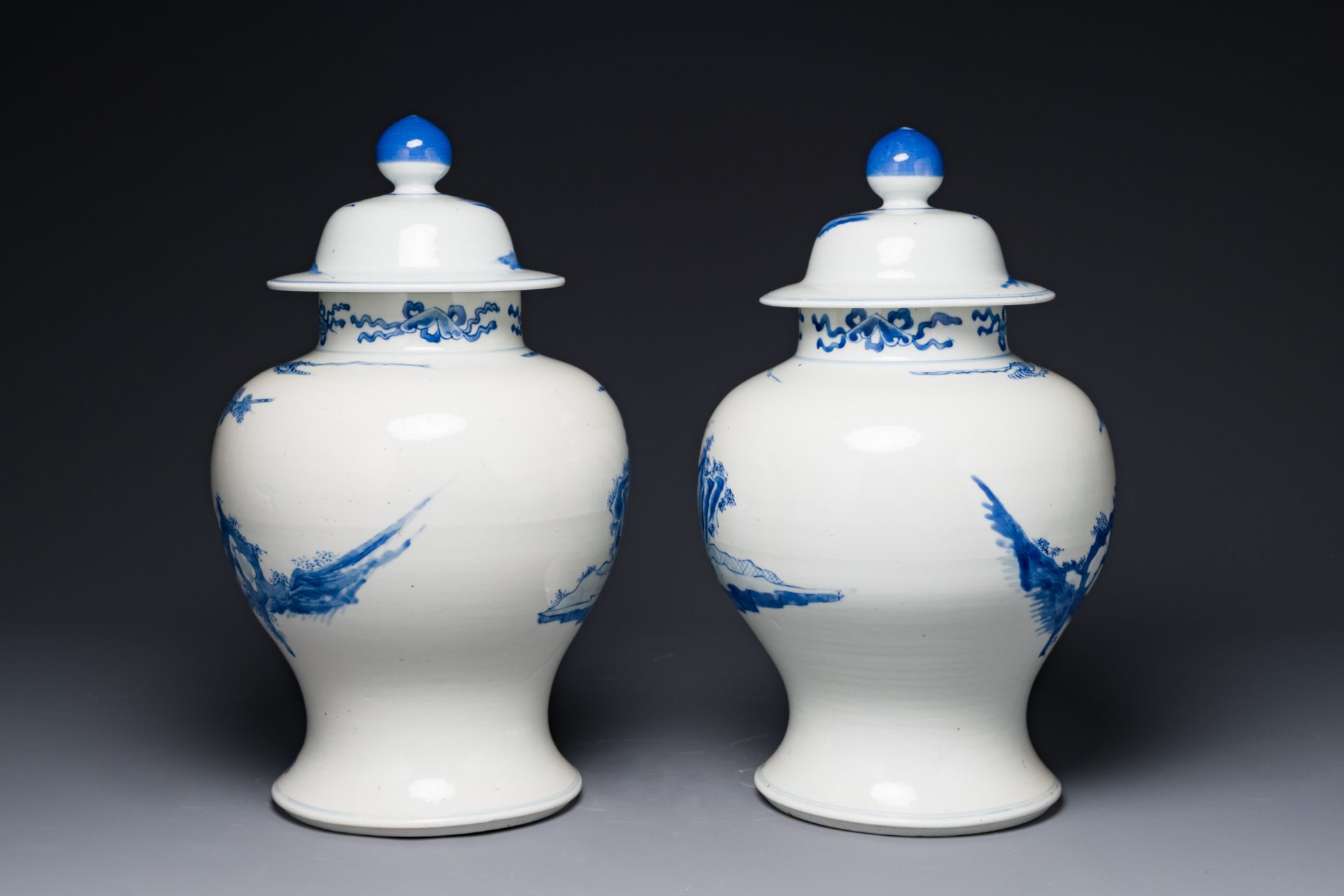 A pair of Chinese blue and white covered vases with figural design, 19th C. - Bild 3 aus 5