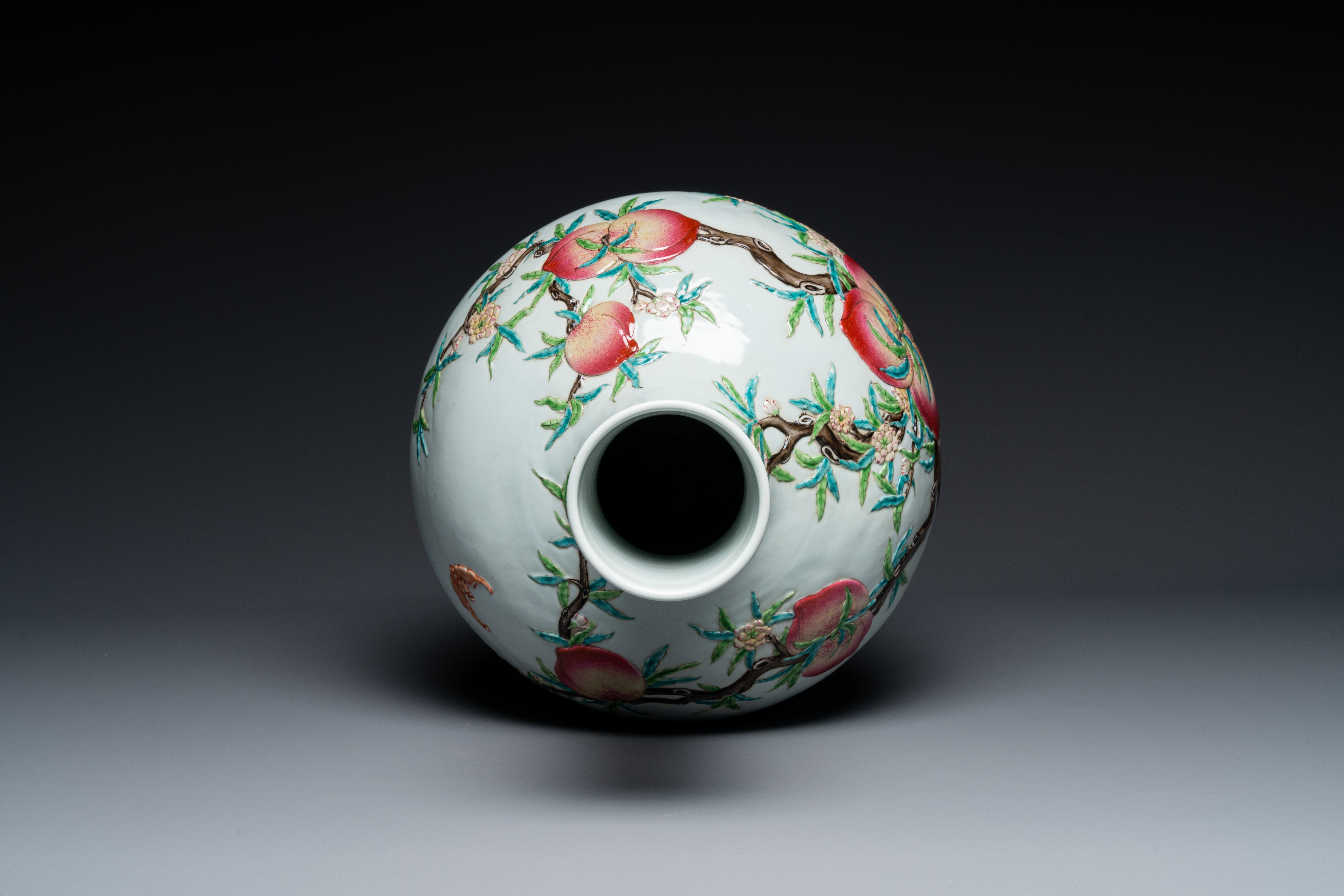 A Chinese famille rose relief-molded 'tianqiuping' vase with nine peaches, Qianlong mark, 19/20th C. - Image 5 of 6