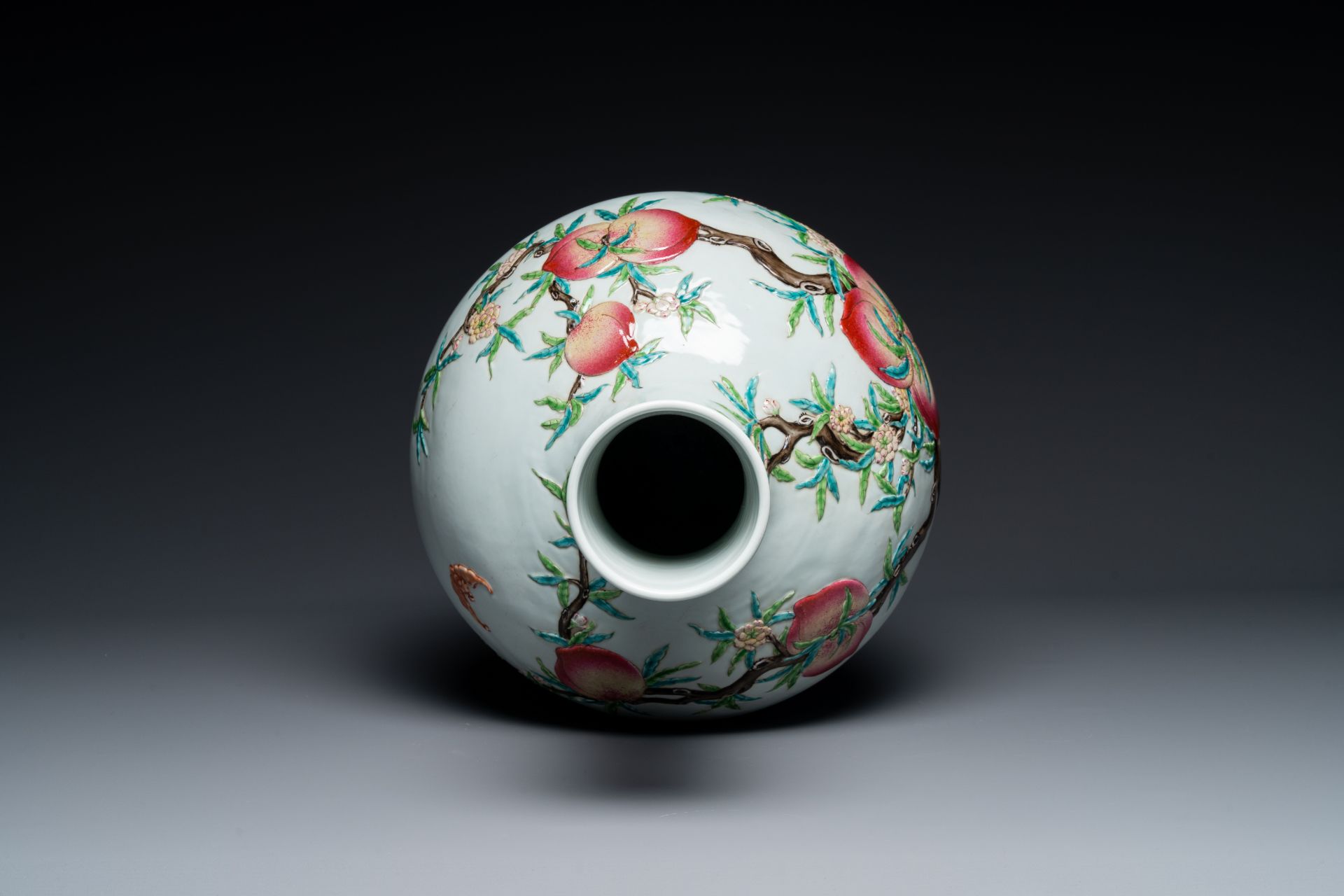 A Chinese famille rose relief-molded 'tianqiuping' vase with nine peaches, Qianlong mark, 19/20th C. - Bild 5 aus 6