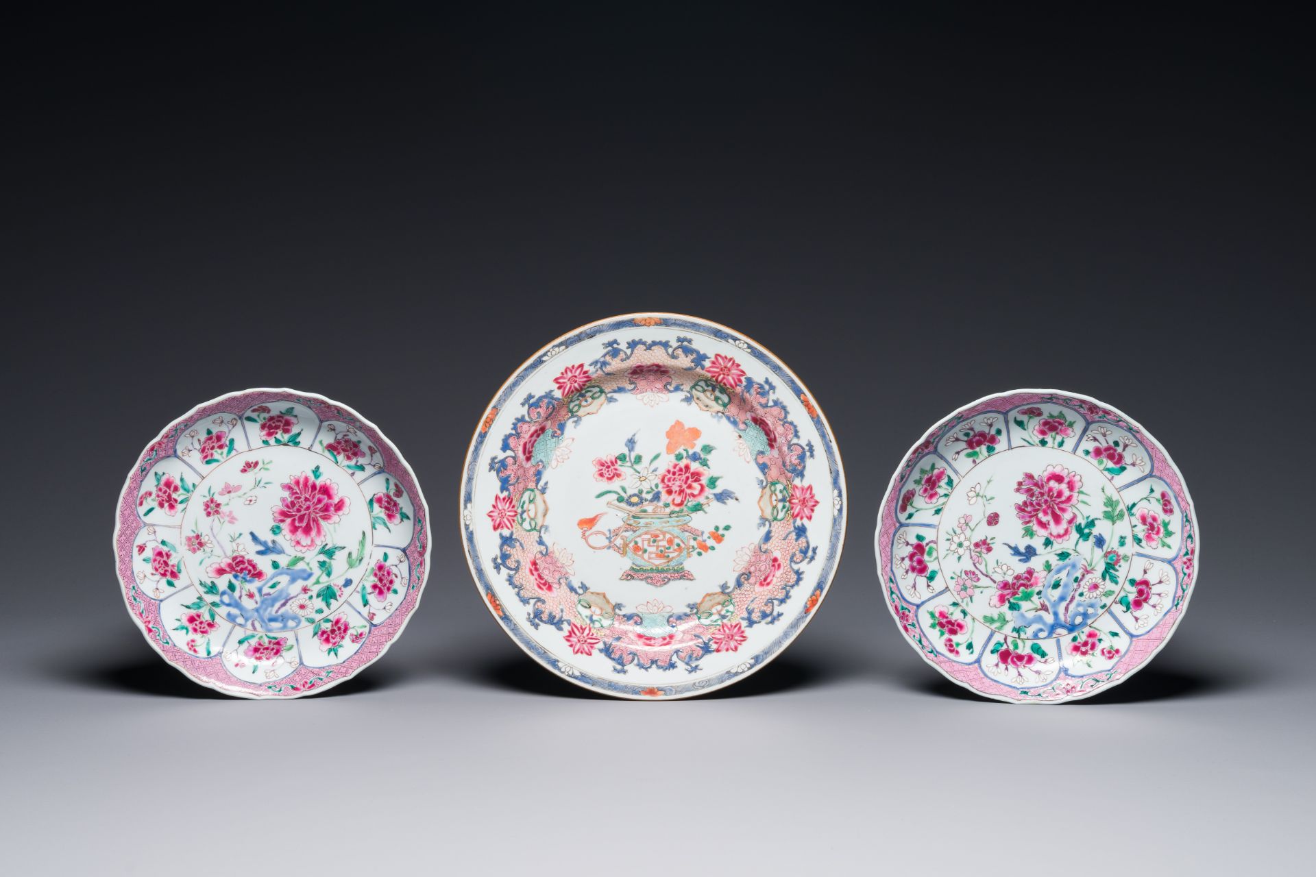 Three Chinese famille rose plates and ten saucers, Yongzheng/Qianlong - Bild 3 aus 8
