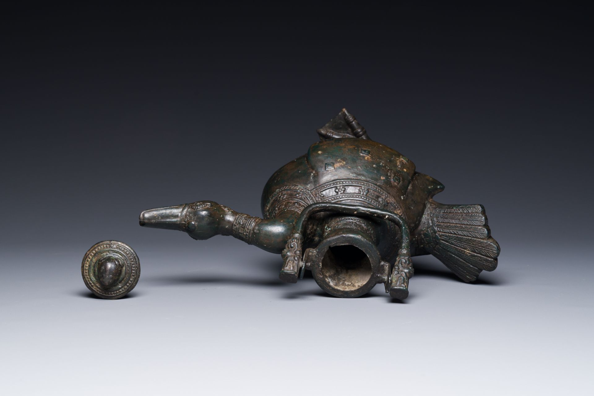 A Chinese archaistic bronze wine vessel in the form of a goose, Song - Bild 16 aus 21