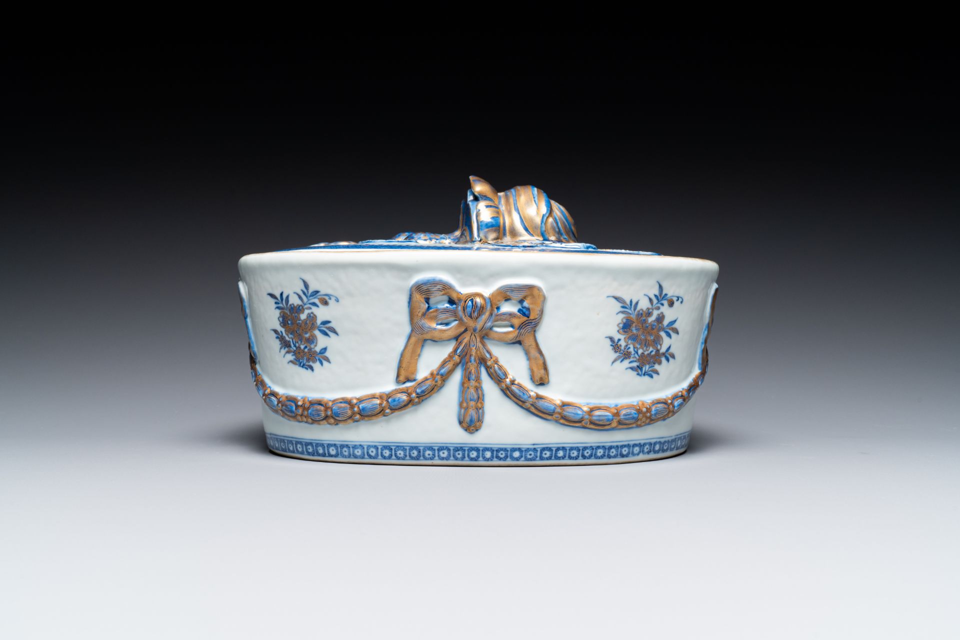 A Chinese blue and white gilt-decorated tureen and cover on stand for the Swedish market, Jiaqing - Image 3 of 10