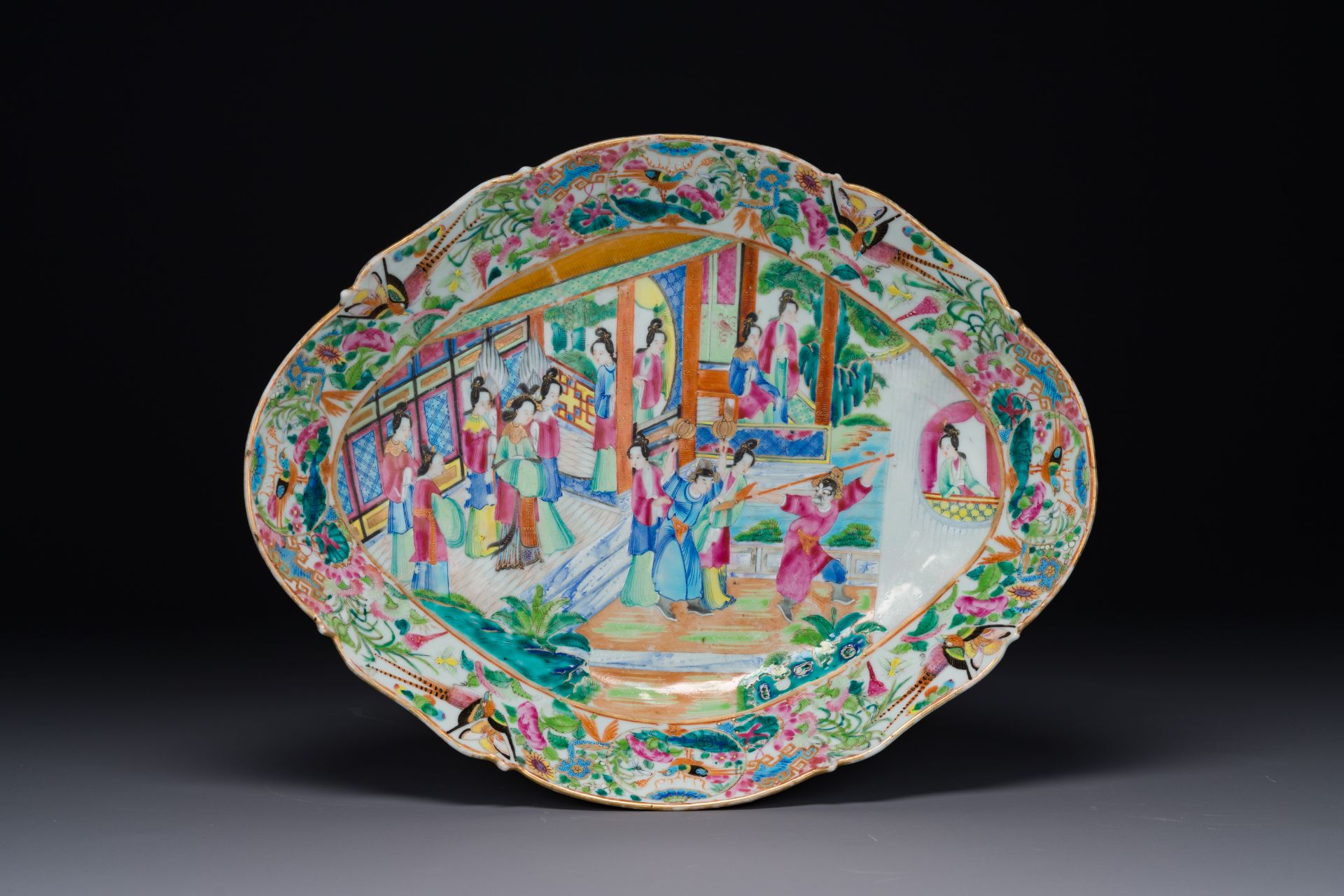 An ovale Chinese Canton famille rose tazza with narrative design, 19th C.