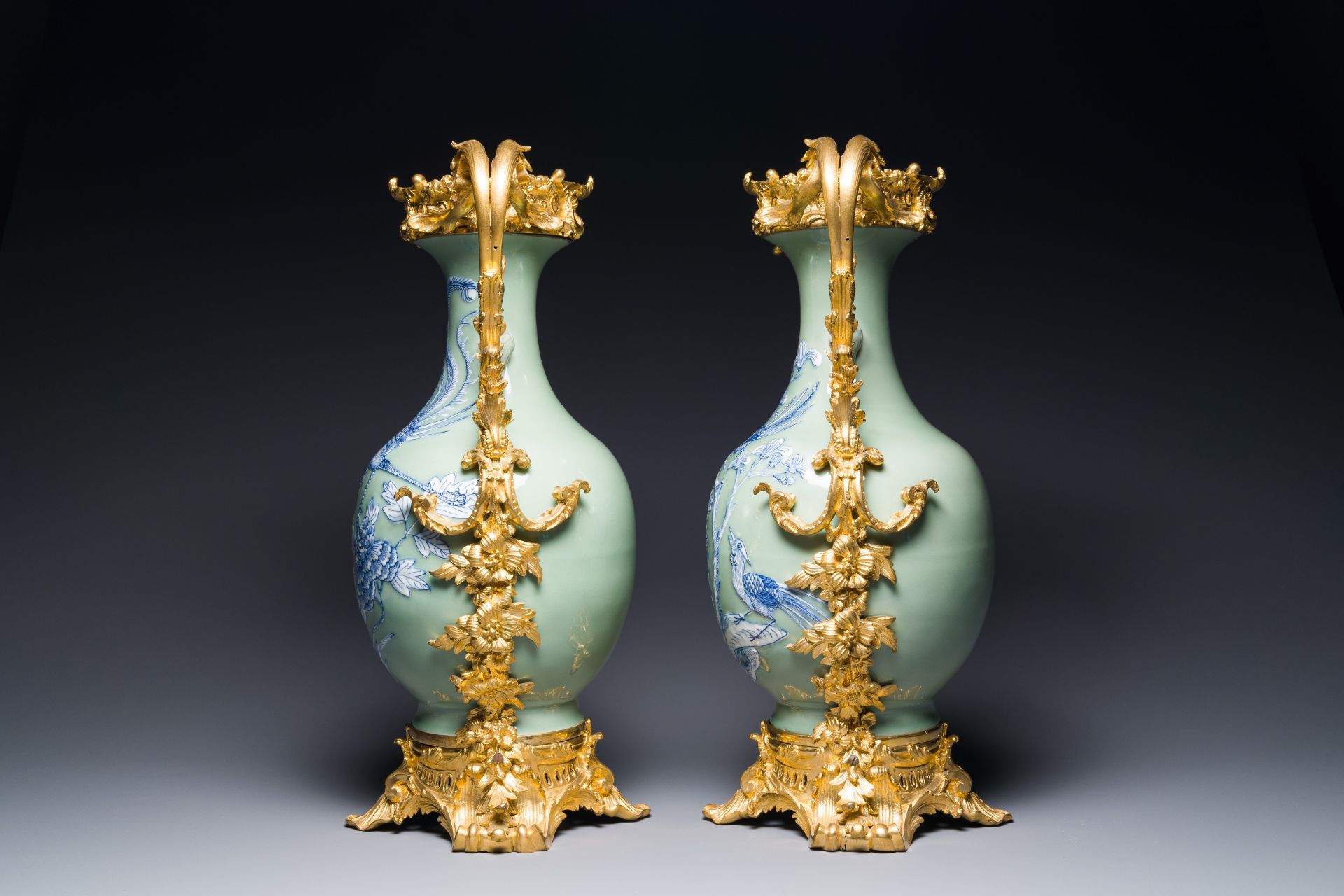 A pair of Chinese blue and white celadon vases with gilt bronze mounts, 19th C. - Bild 2 aus 6