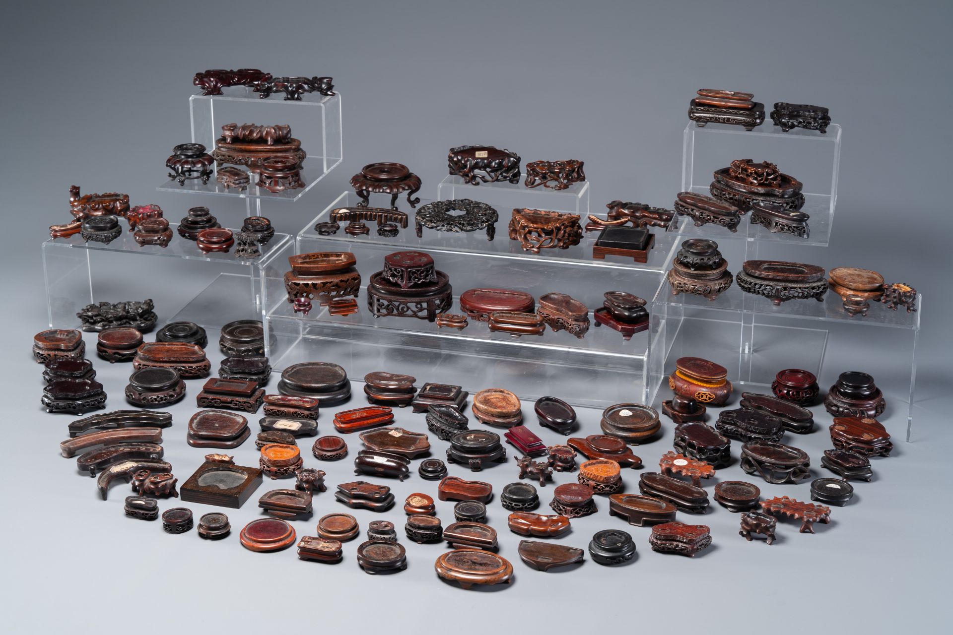 An extensive collection of 137 varied Chinese small wooden stands, 19/20th C. - Bild 2 aus 12